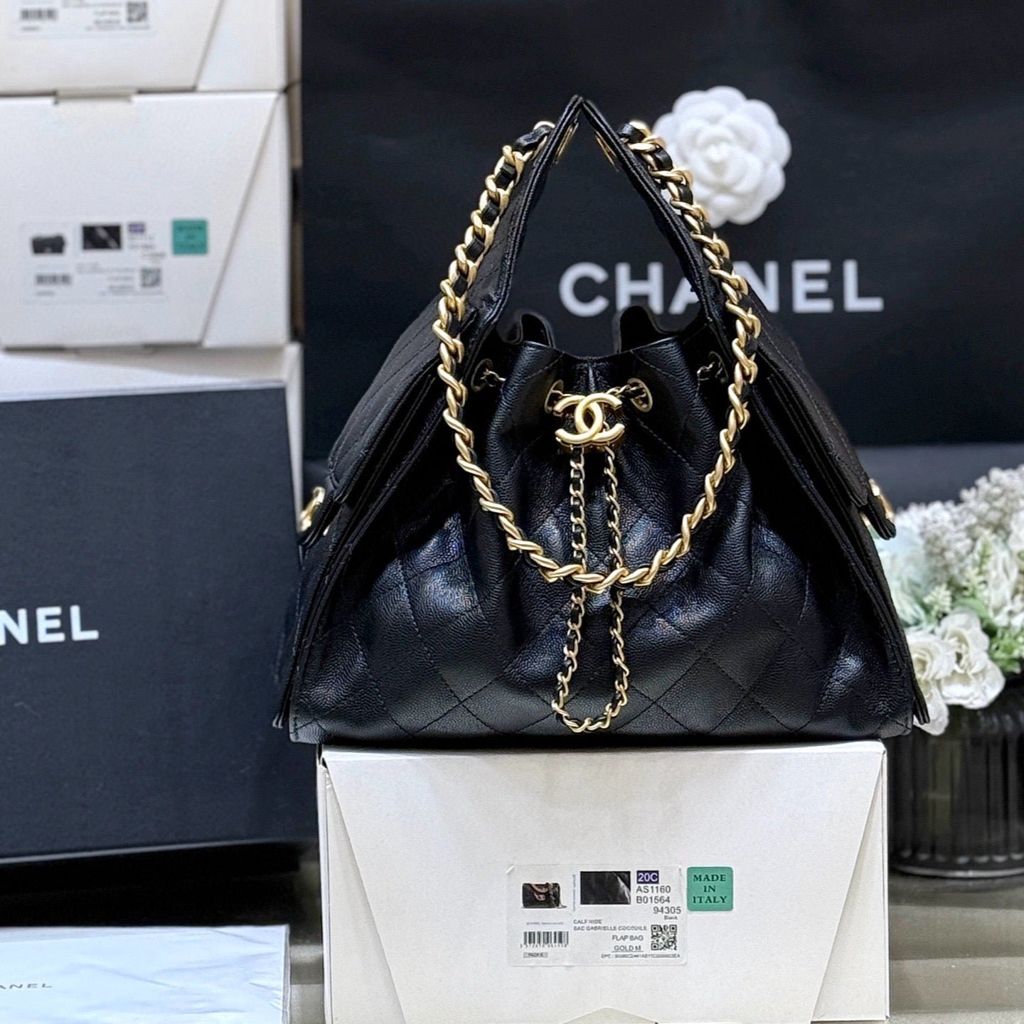 {Style No: 8N9CVHO7} CC 25 HANDBAG IN BLACK 30 GRAINED CALFSKIN GOLD HARDWARE