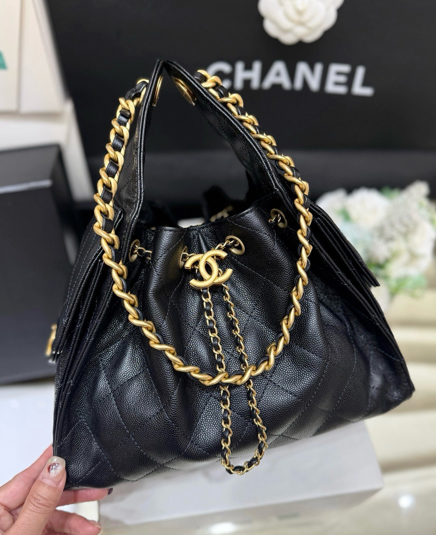 {Style No: 8N9CVHO7} CC 25 HANDBAG IN BLACK 30 GRAINED CALFSKIN GOLD HARDWARE - Image 2