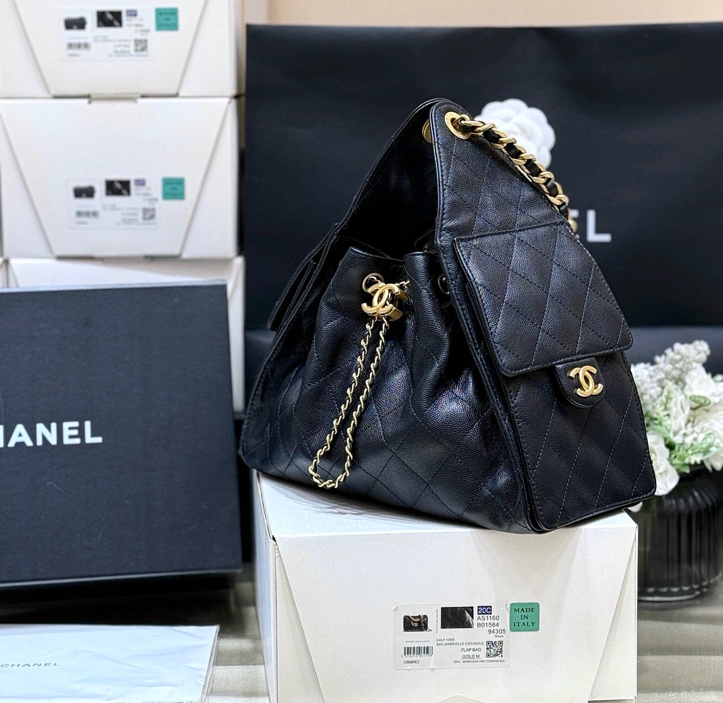 {Style No: 8N9CVHO7} CC 25 HANDBAG IN BLACK 30 GRAINED CALFSKIN GOLD HARDWARE - Image 3