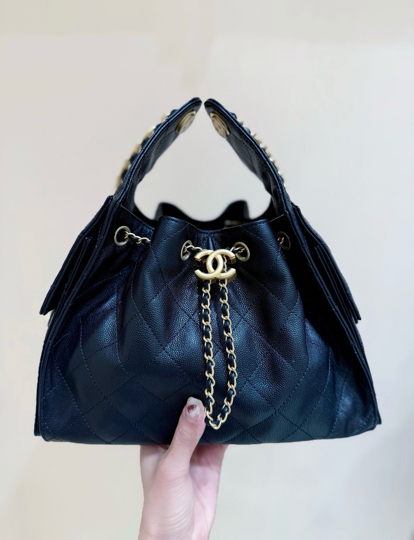 {Style No: 8N9CVHO7} CC 25 HANDBAG IN BLACK 30 GRAINED CALFSKIN GOLD HARDWARE - Image 4