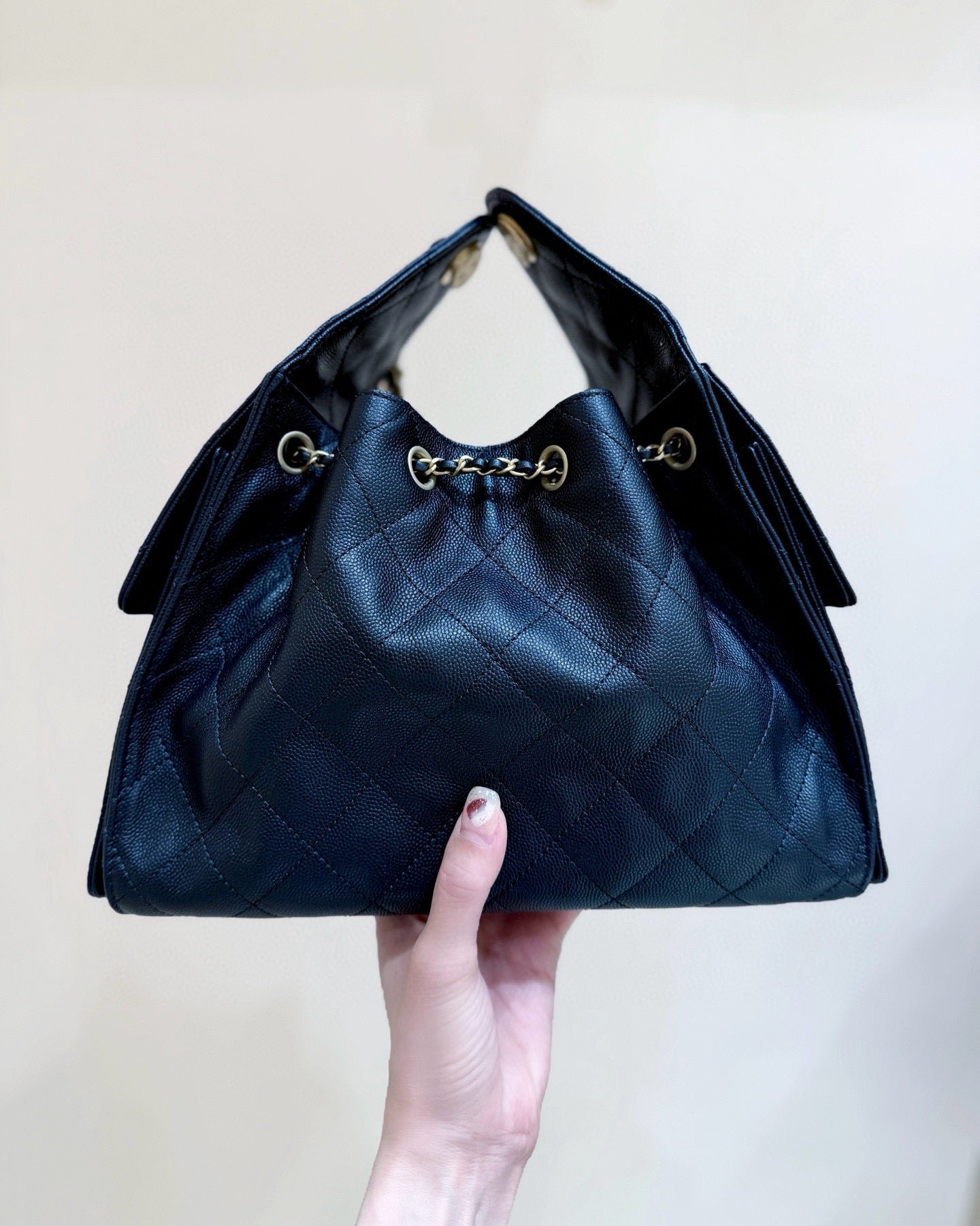 {Style No: 8N9CVHO7} CC 25 HANDBAG IN BLACK 30 GRAINED CALFSKIN GOLD HARDWARE - Image 5