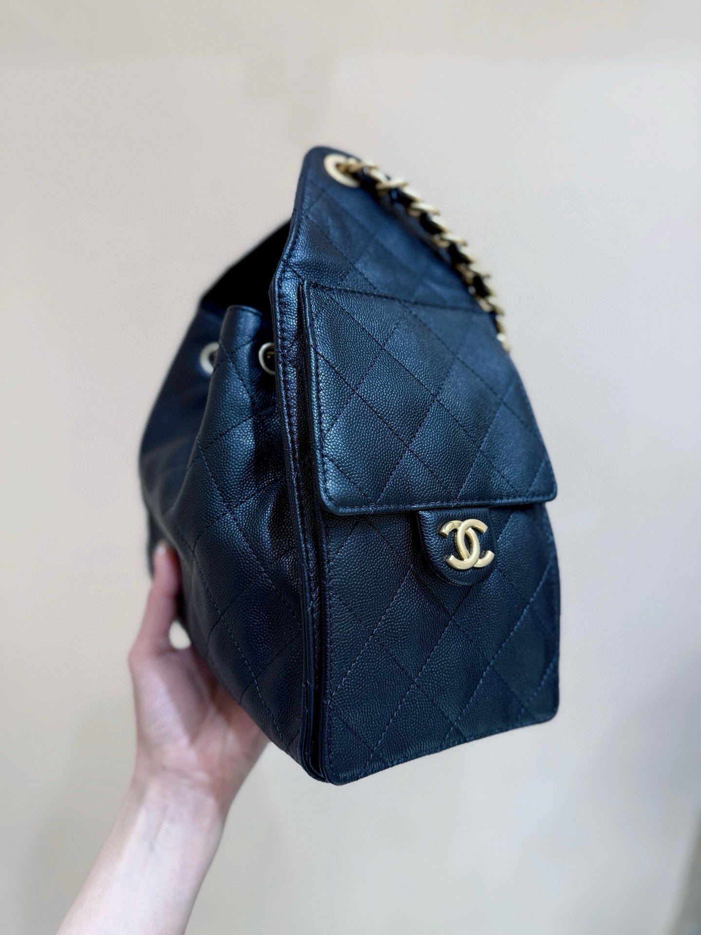 {Style No: 8N9CVHO7} CC 25 HANDBAG IN BLACK 30 GRAINED CALFSKIN GOLD HARDWARE - Image 6