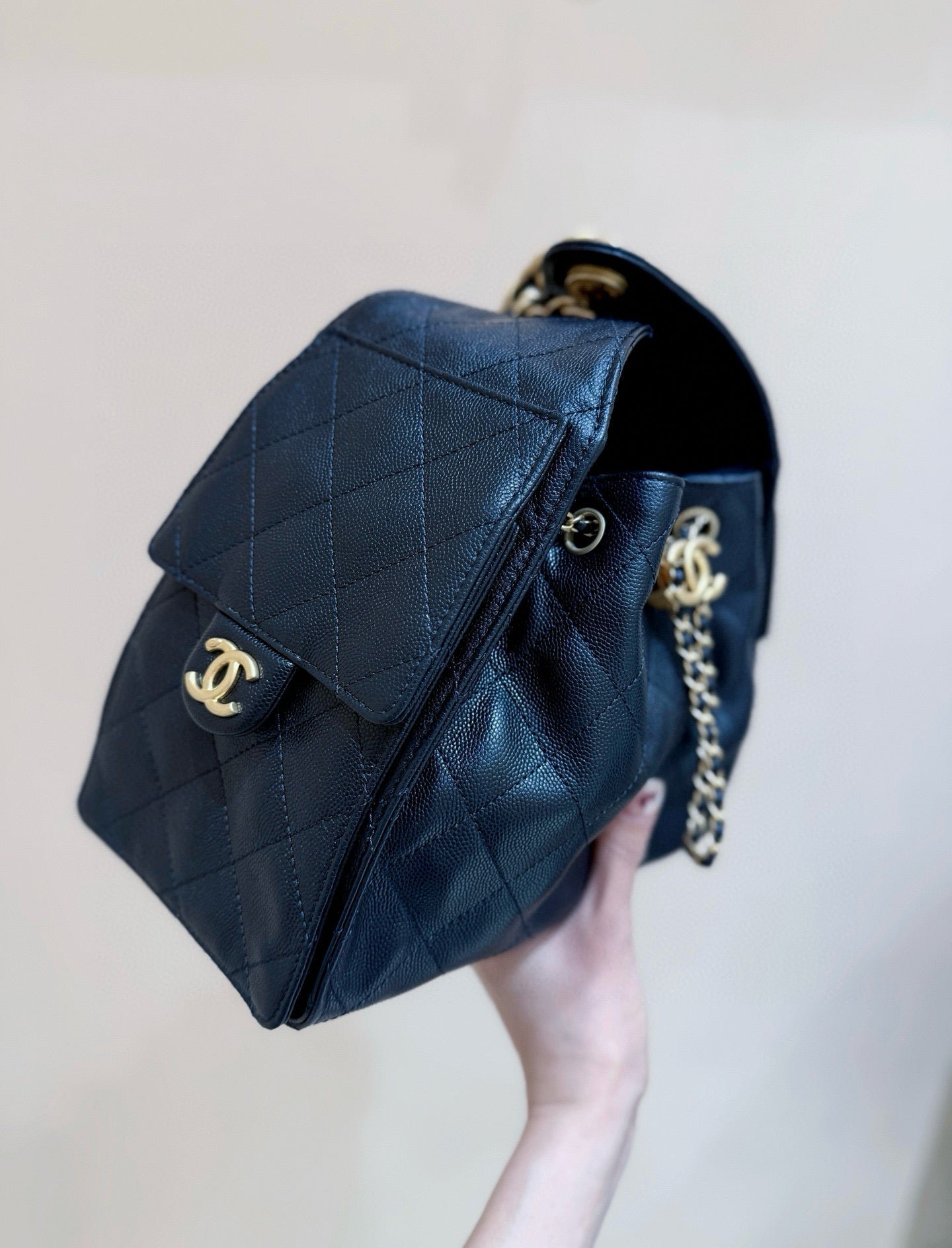 {Style No: 8N9CVHO7} CC 25 HANDBAG IN BLACK 30 GRAINED CALFSKIN GOLD HARDWARE - Image 7