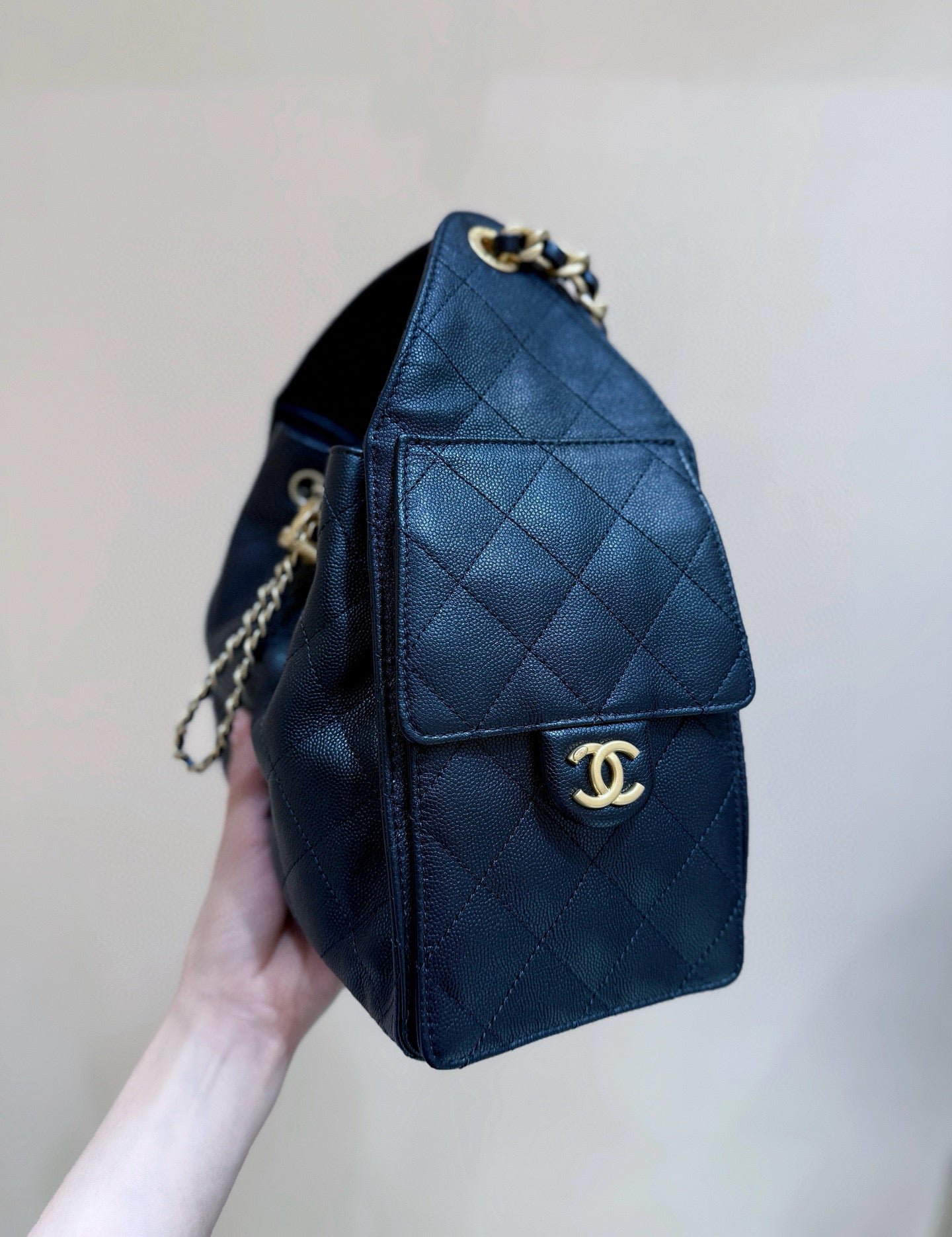 {Style No: 8N9CVHO7} CC 25 HANDBAG IN BLACK 30 GRAINED CALFSKIN GOLD HARDWARE - Image 8