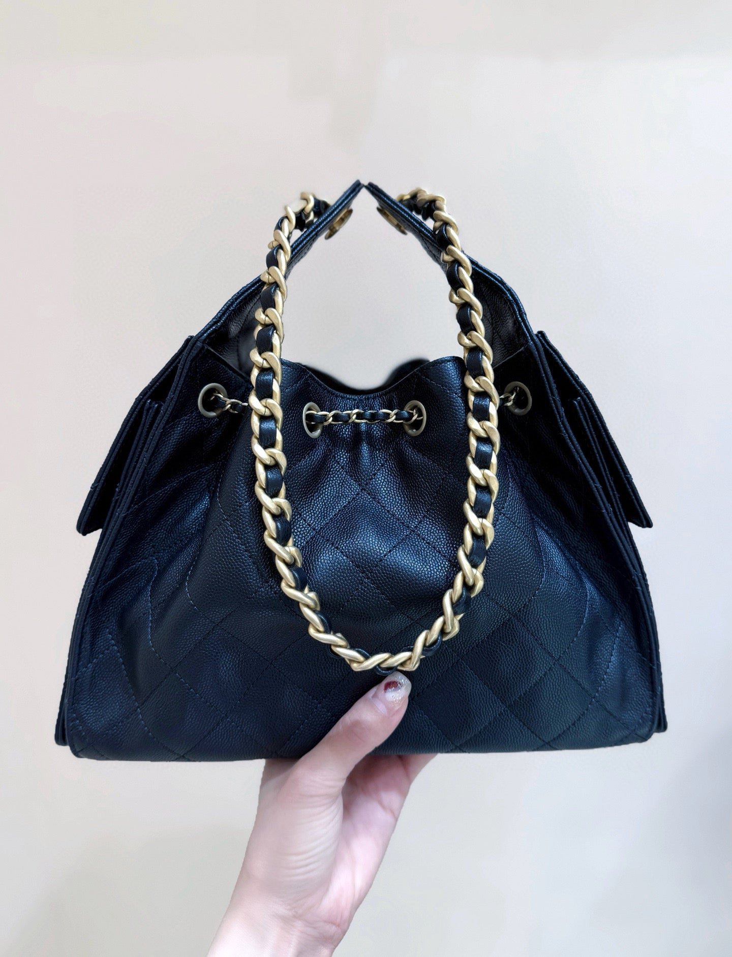 {Style No: 8N9CVHO7} CC 25 HANDBAG IN BLACK 30 GRAINED CALFSKIN GOLD HARDWARE - Image 9