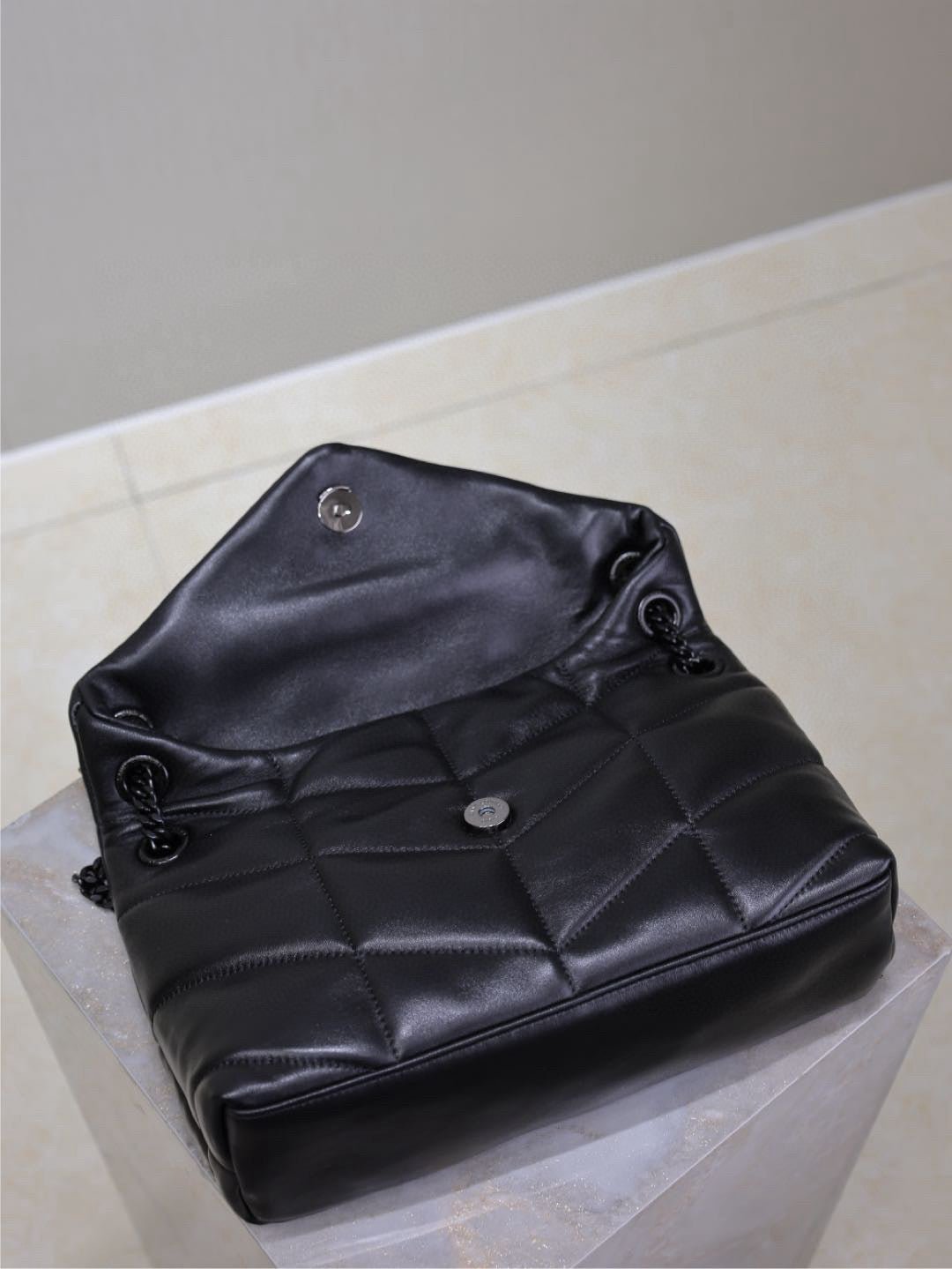 {Style No: R35NIIYK} LOULOU PUFFER MEDIUM 29 IN ALL BLACK SHEEPSKIN BLACK HARDWARE - Image 7