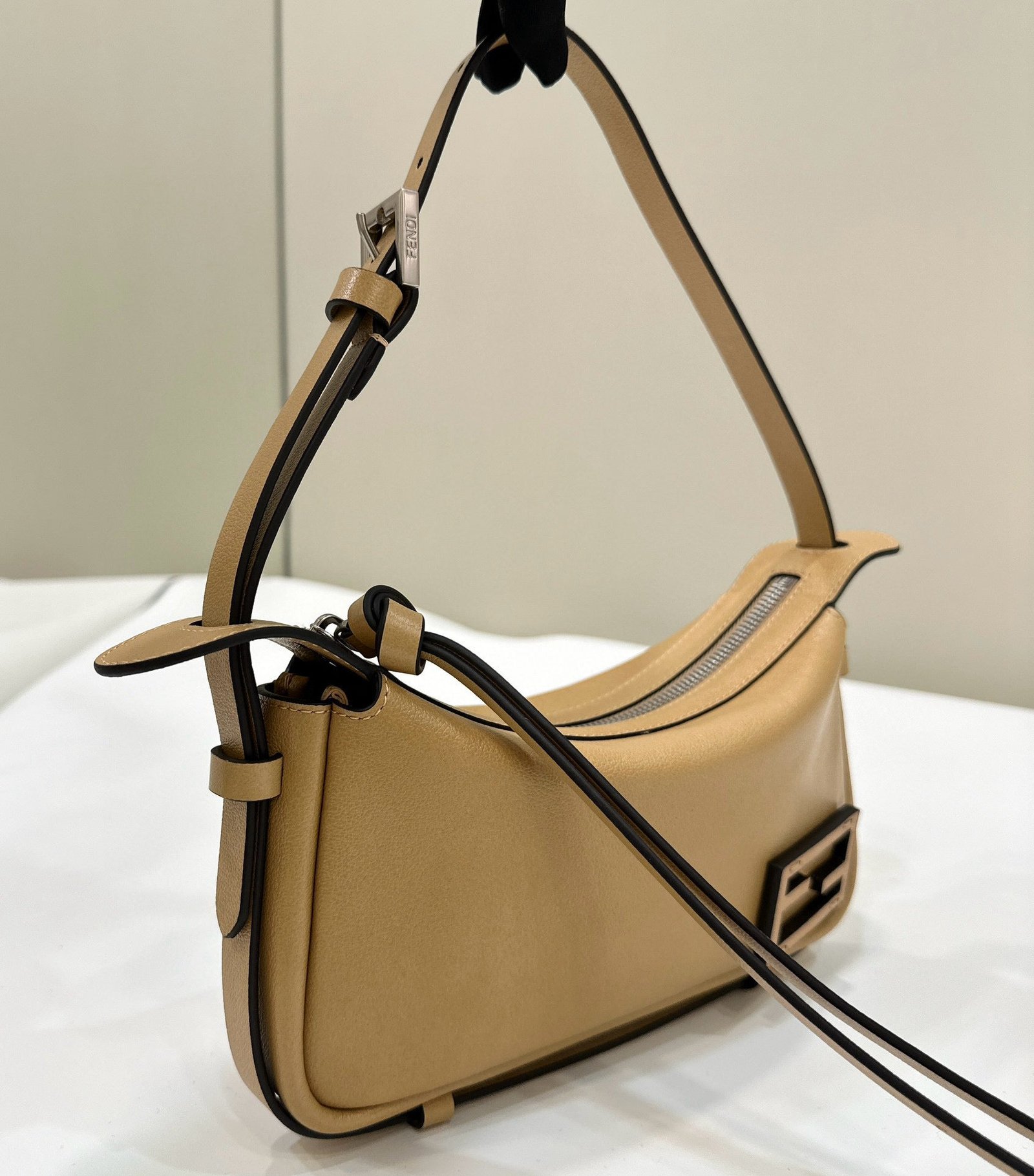{Style No: LVJWZQ62} SIMPLY MINI 22 IN LIGHT BROWN GRAINED CALFSKIN - Image 2