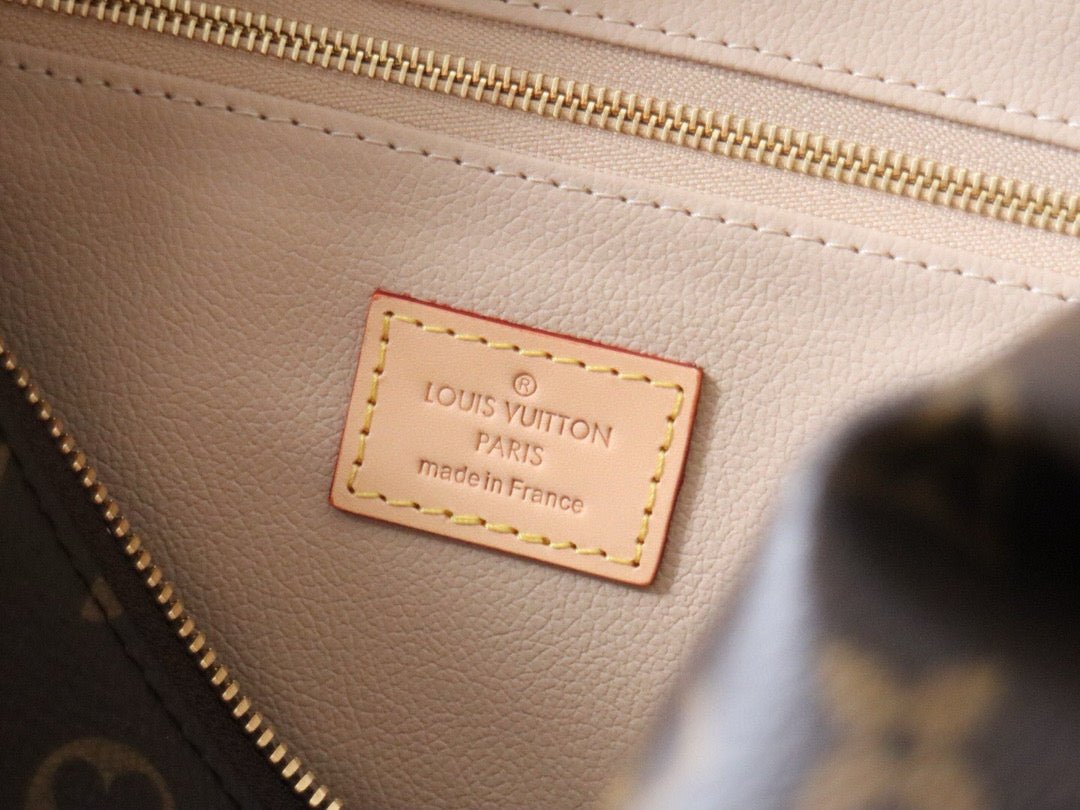 {Style No: OCH1KA83} COSMETIC POUCH GM MONOGRAM 27 CM IN MONOGRAM CALFSKIN - Image 5