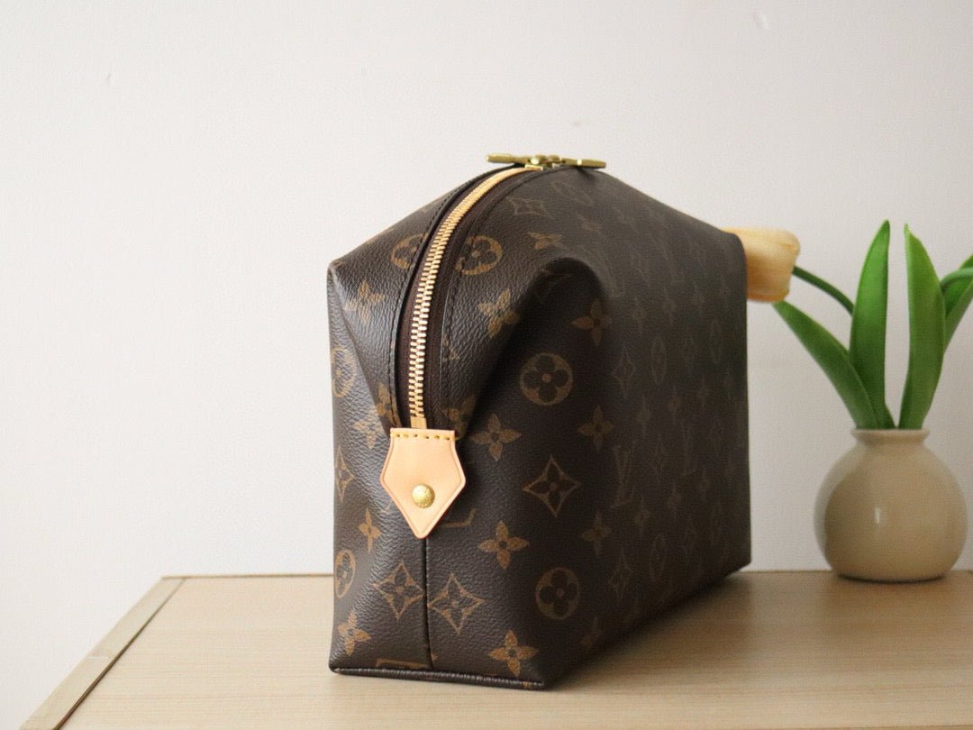 {Style No: OCH1KA83} COSMETIC POUCH GM MONOGRAM 27 CM IN MONOGRAM CALFSKIN - Image 3