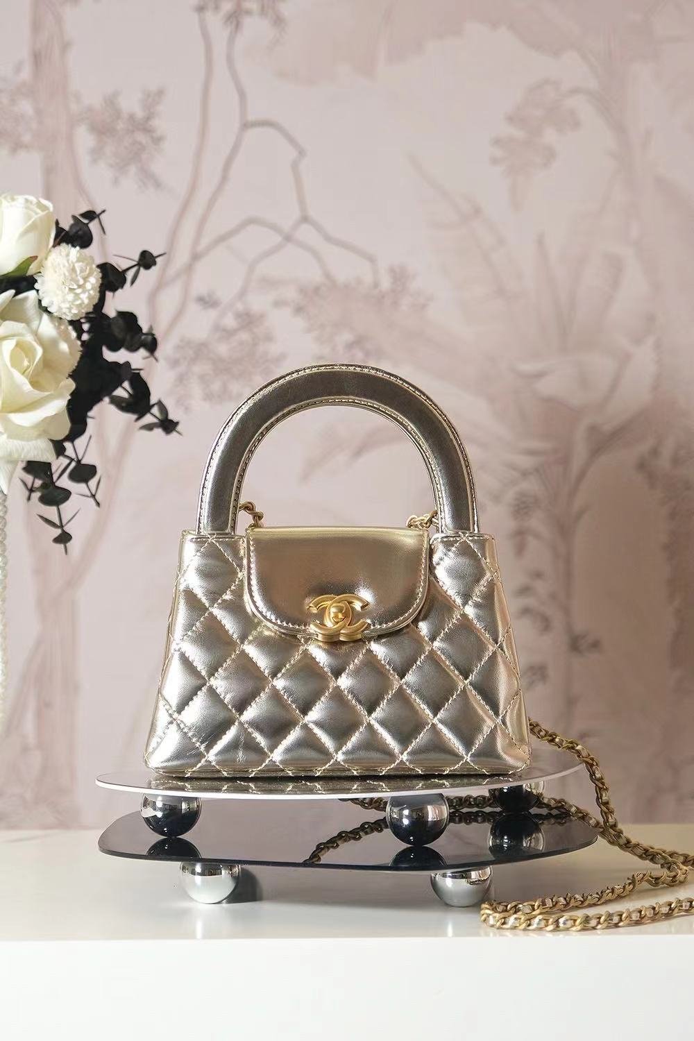 {Style No: OTI8GU93} CC COCO HANDLE BAG 19 IN METALLIC GOLD QUILTED CALFSKIN - Image 7