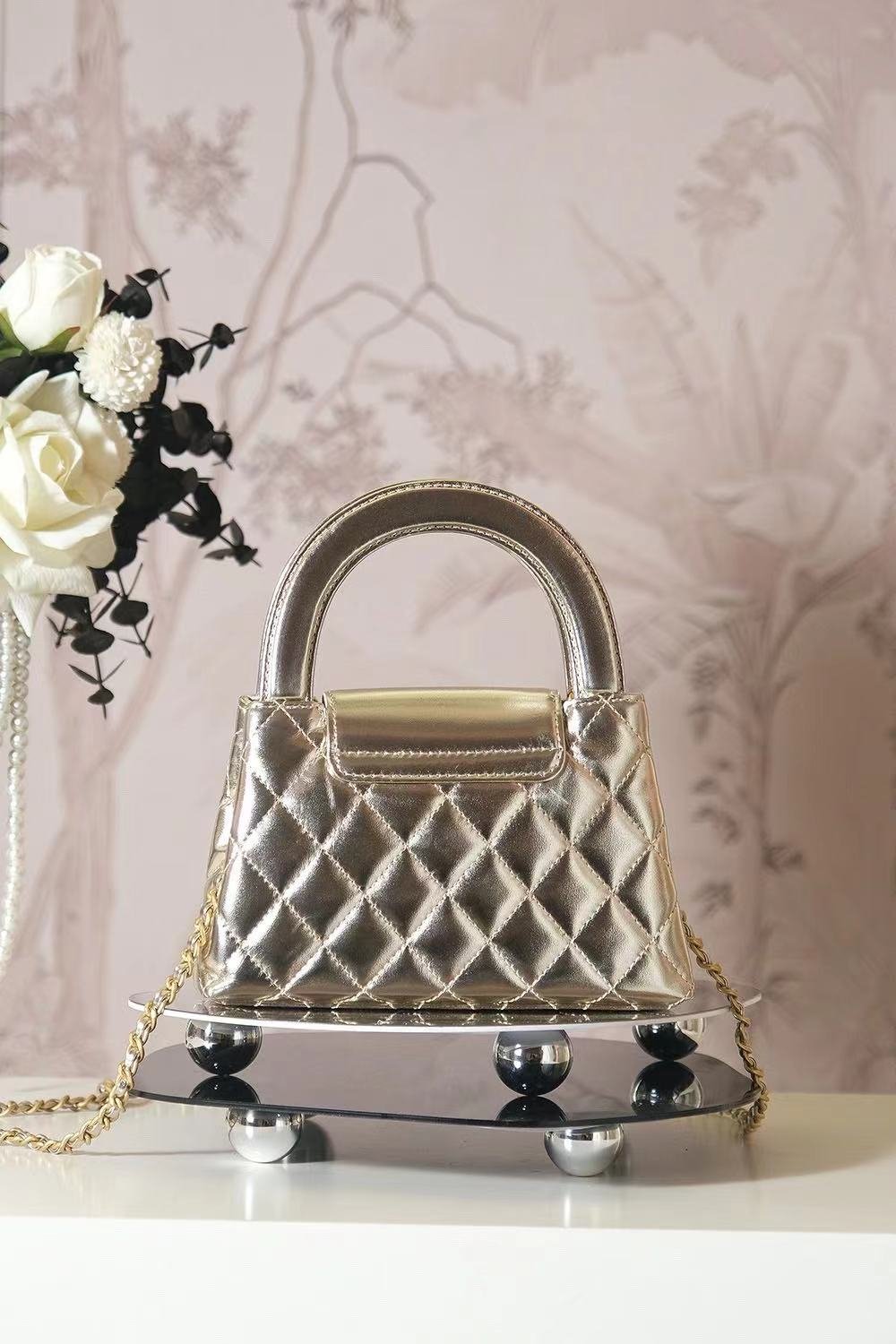 {Style No: OTI8GU93} CC COCO HANDLE BAG 19 IN METALLIC GOLD QUILTED CALFSKIN - Image 6