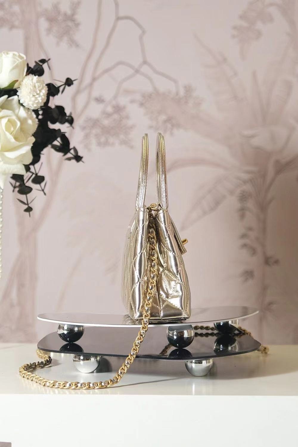 {Style No: OTI8GU93} CC COCO HANDLE BAG 19 IN METALLIC GOLD QUILTED CALFSKIN - Image 5