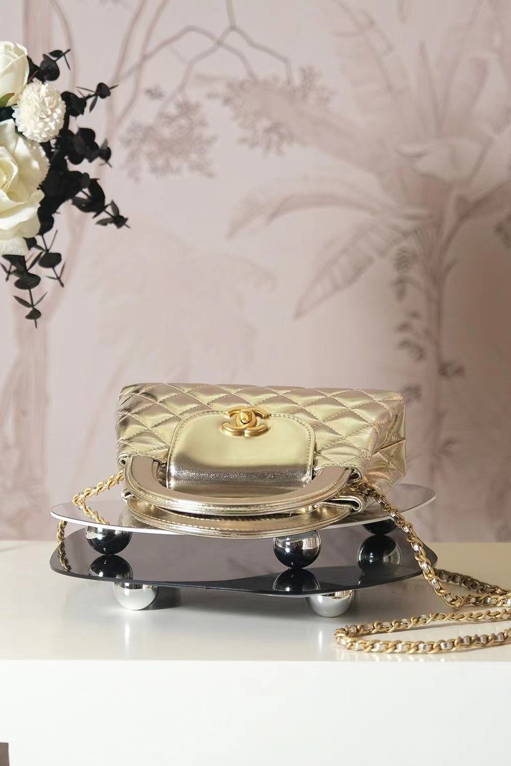 {Style No: OTI8GU93} CC COCO HANDLE BAG 19 IN METALLIC GOLD QUILTED CALFSKIN - Image 4