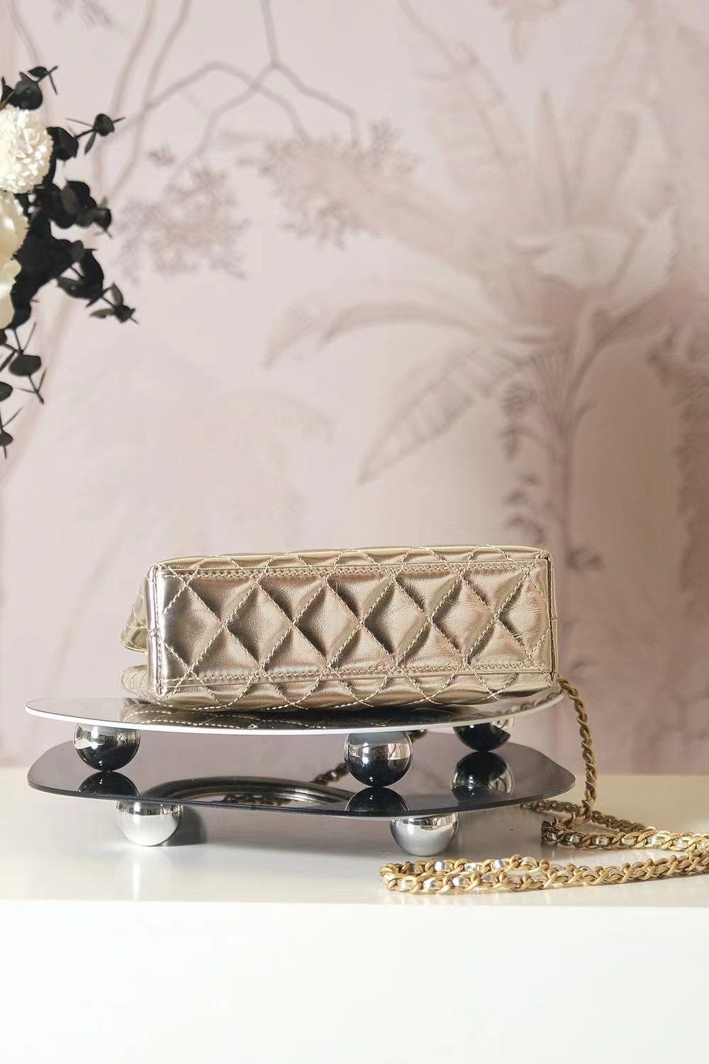 {Style No: OTI8GU93} CC COCO HANDLE BAG 19 IN METALLIC GOLD QUILTED CALFSKIN - Image 3