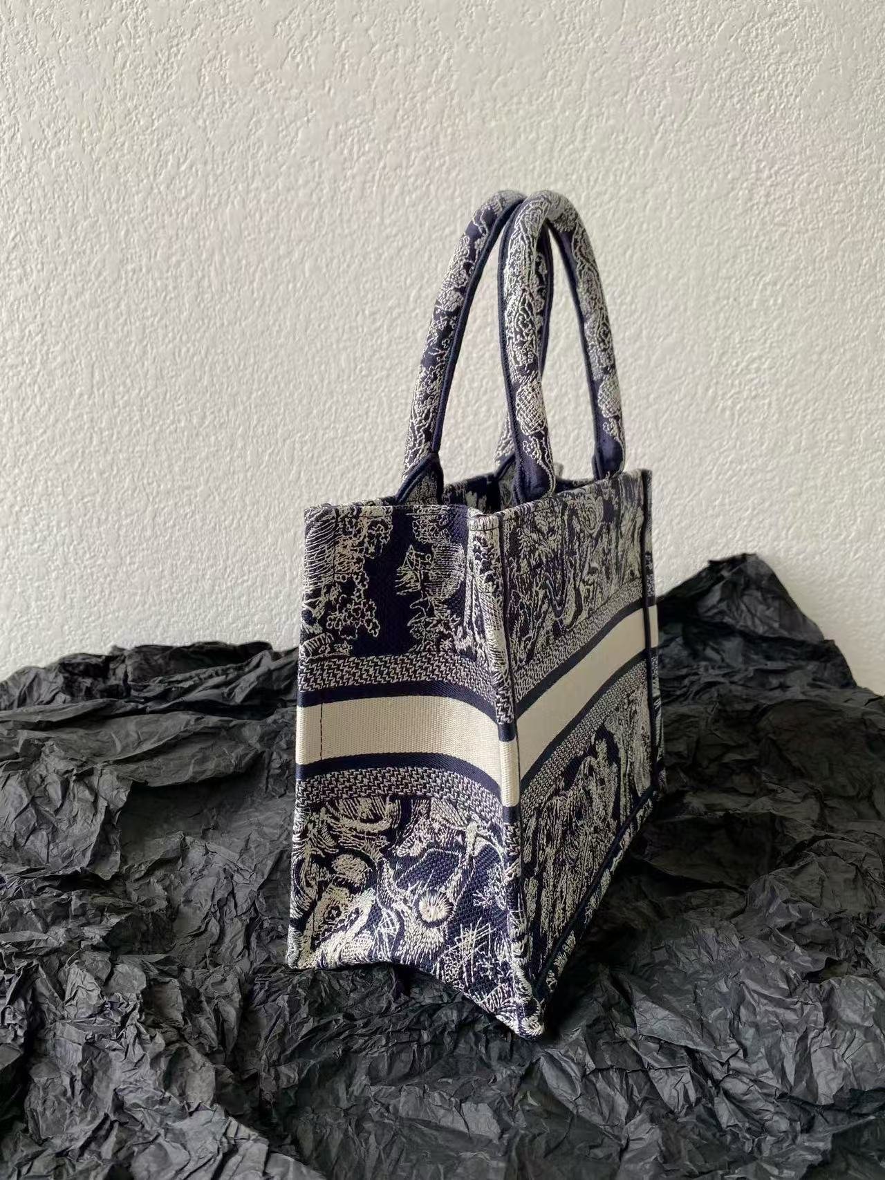 {Style No: N4A22XFM} MISS SMALL TOTE 26 IN NAVY BLUE AND WHITE CANVAS - Image 3
