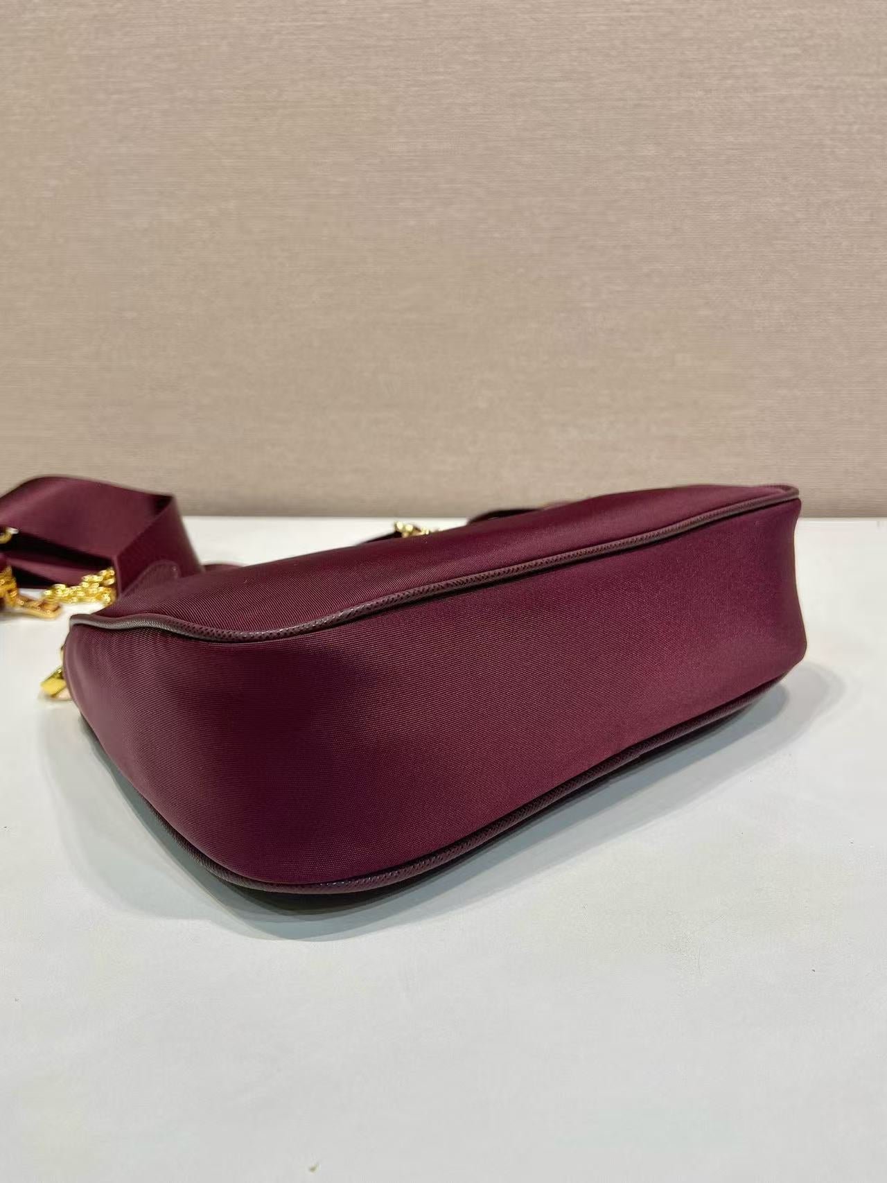 {Style No: A14MQWED} PRA HOBO BAG 22 IN BURGUNDY RED RE-NYLON - Image 5