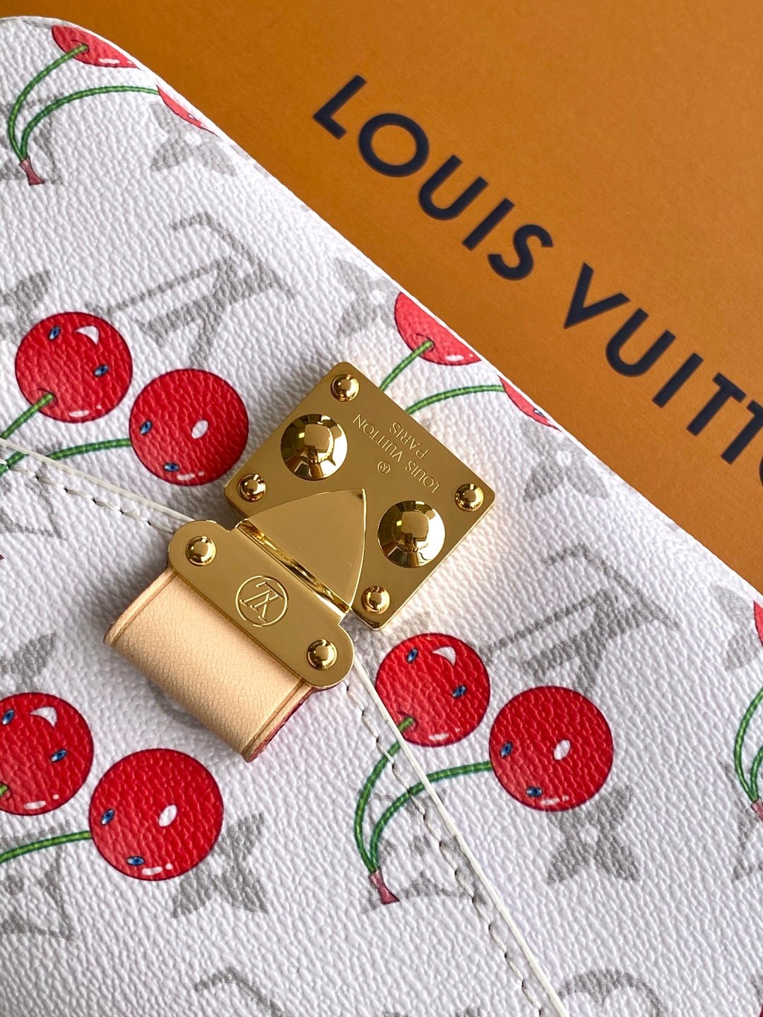 {Style No: 3YMTADCW} POCHETTE MÉTIS EAST WEST 21.5 IN WHITE WITH CHERRY PRINT MONOGRAM - Image 5