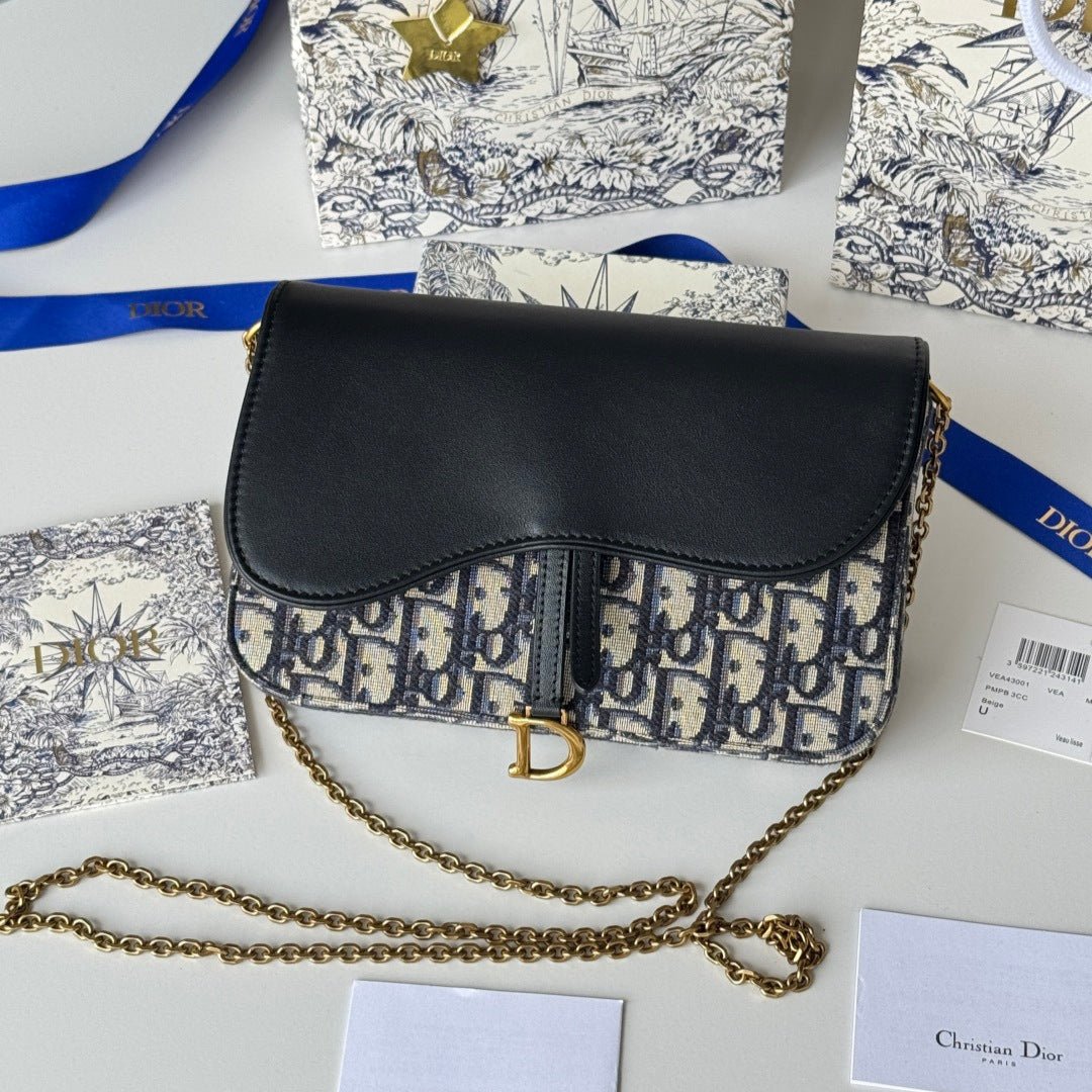 {Style No: X6HFA7D8} DIOR 25S MEDIUM SADDLE POUCH WITH CHAIN 21 IN BLUE BLACK DIOR OBLIQUE JACQUARD CANVAS AND CALFSKIN