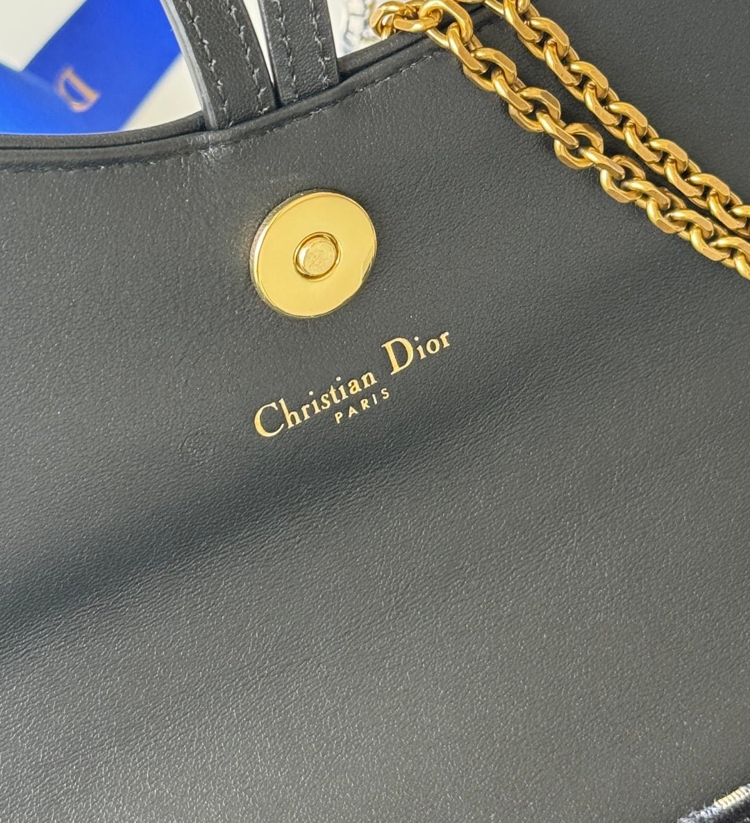 {Style No: X6HFA7D8} DIOR 25S MEDIUM SADDLE POUCH WITH CHAIN 21 IN BLUE BLACK DIOR OBLIQUE JACQUARD CANVAS AND CALFSKIN - Image 10