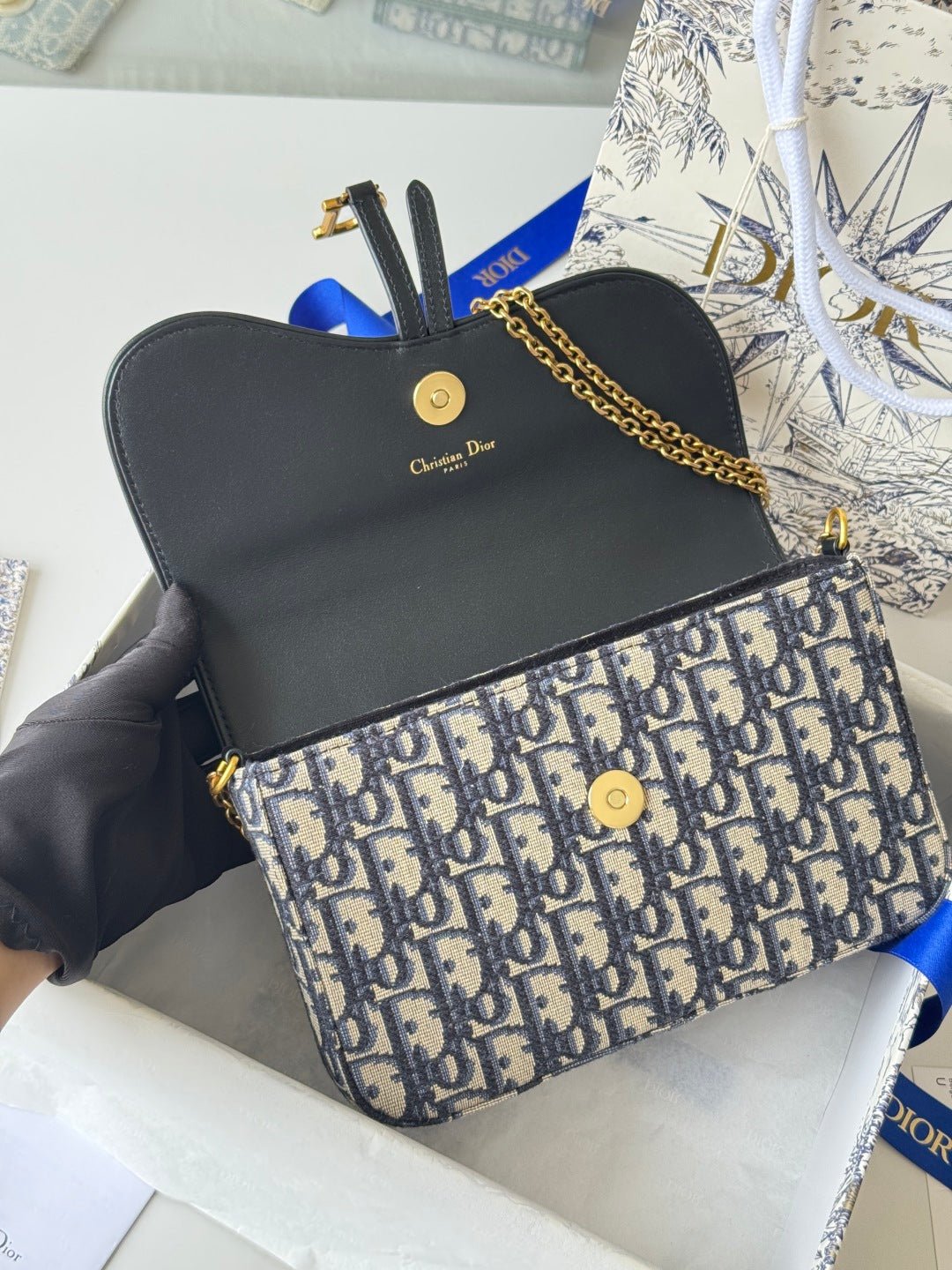 {Style No: X6HFA7D8} DIOR 25S MEDIUM SADDLE POUCH WITH CHAIN 21 IN BLUE BLACK DIOR OBLIQUE JACQUARD CANVAS AND CALFSKIN - Image 5