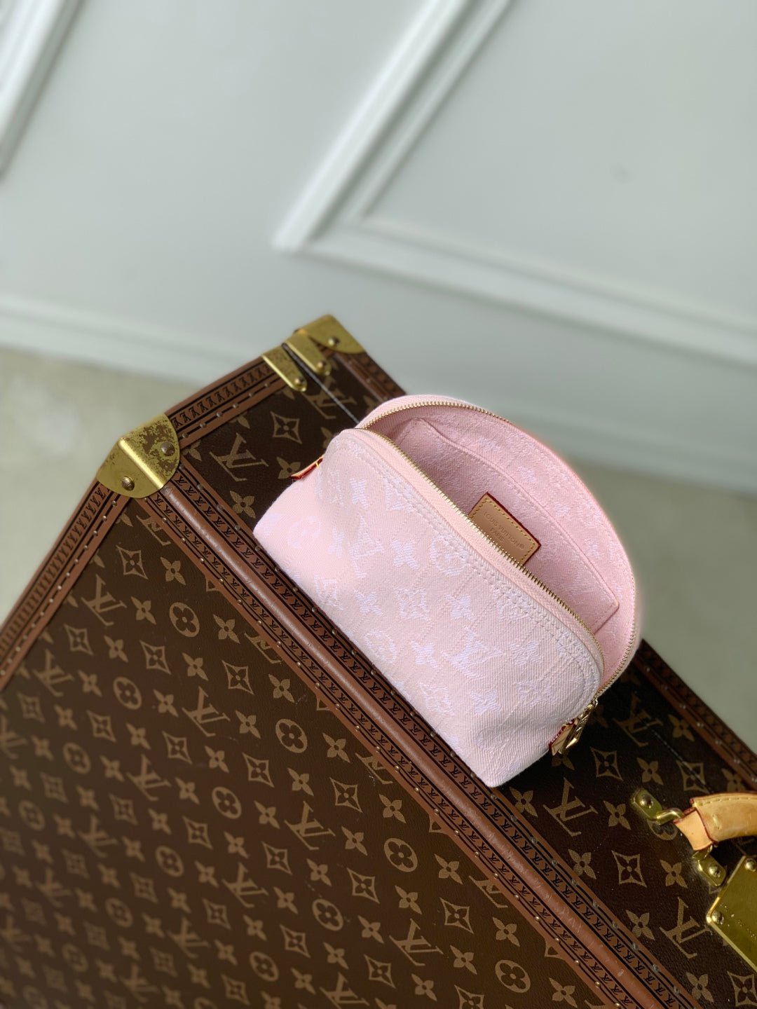{Style No: SWIHQMKQ} COSMETIC POUCH 19 IN PINK MONOGRAM DENIM GOLD HARDWARE - Image 4