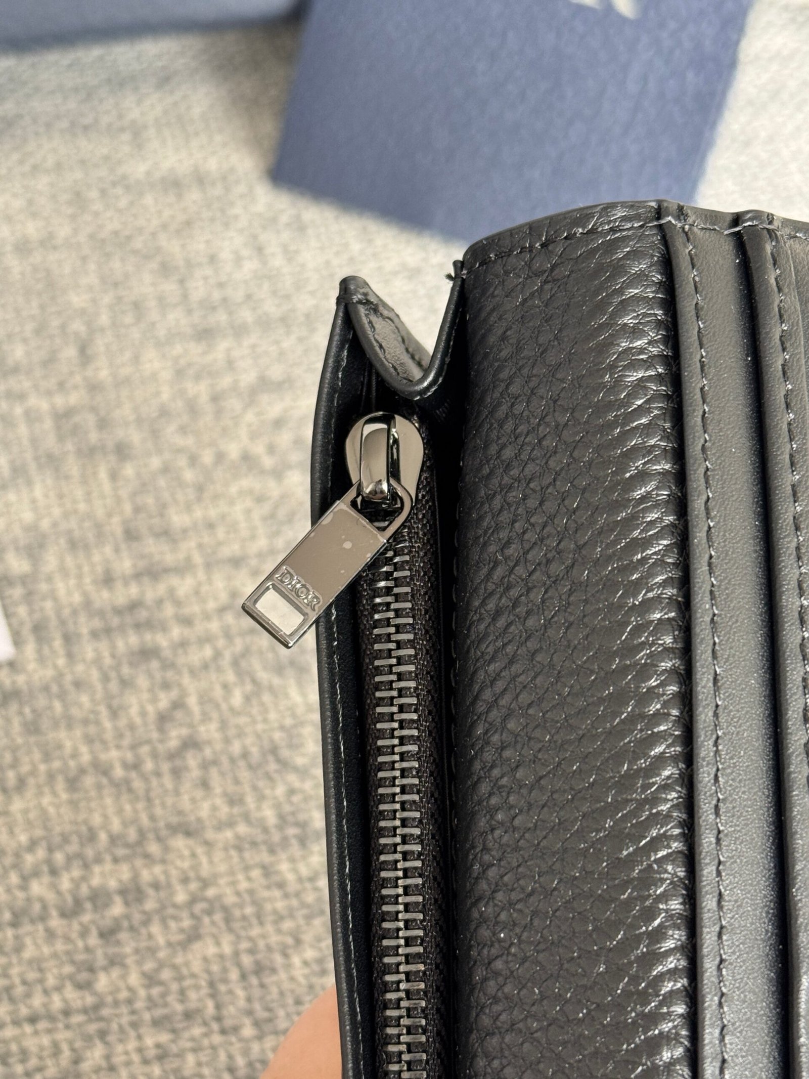 {Style No: CFAKE84F} VERTICAL BIFOLD WALLET 19 IN BLACK GRAINED CALFSKIN MIX BLUE MONOGRAM OBLIQUE JACQUARD - Image 2