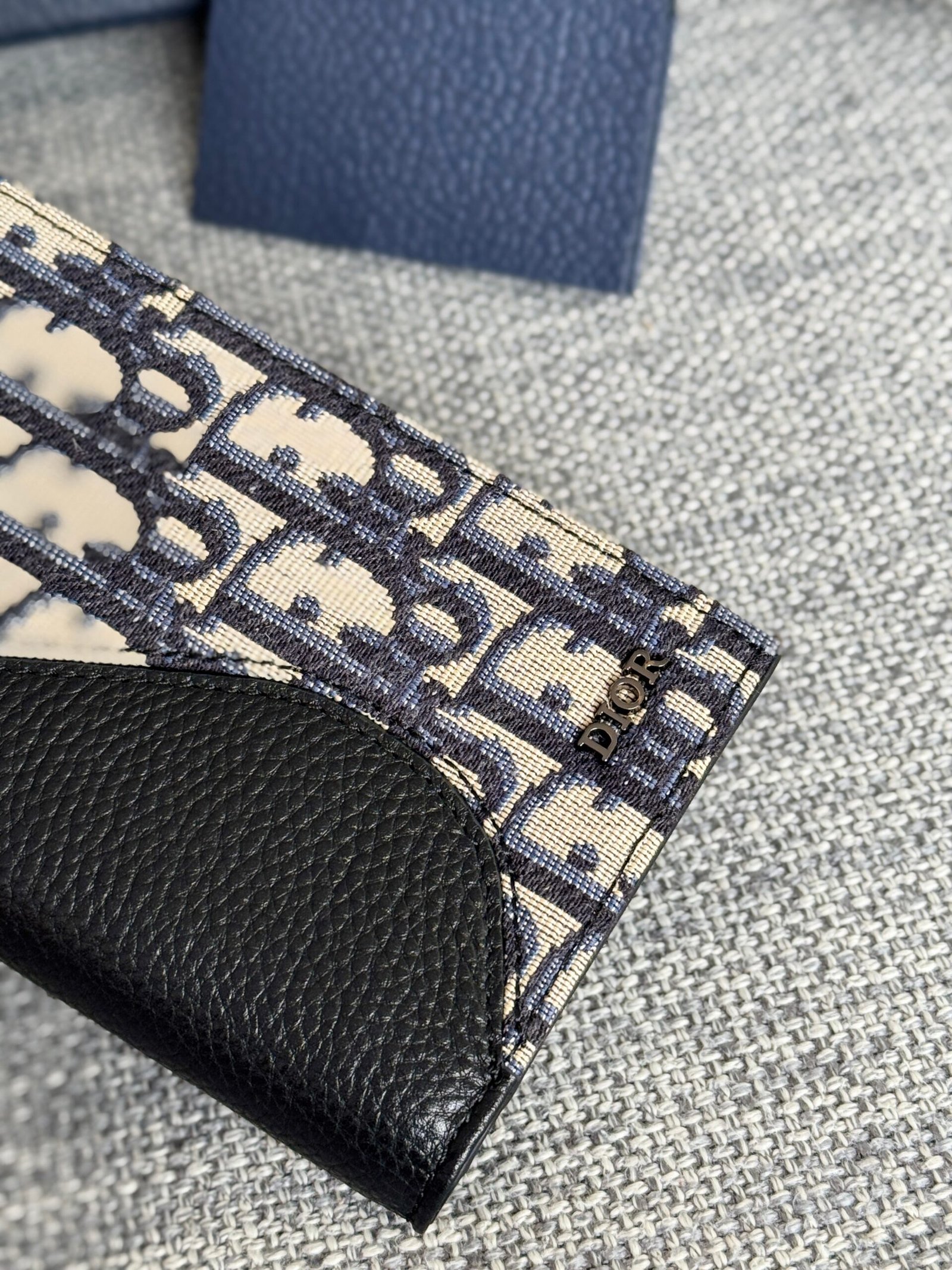 {Style No: CFAKE84F} VERTICAL BIFOLD WALLET 19 IN BLACK GRAINED CALFSKIN MIX BLUE MONOGRAM OBLIQUE JACQUARD - Image 5