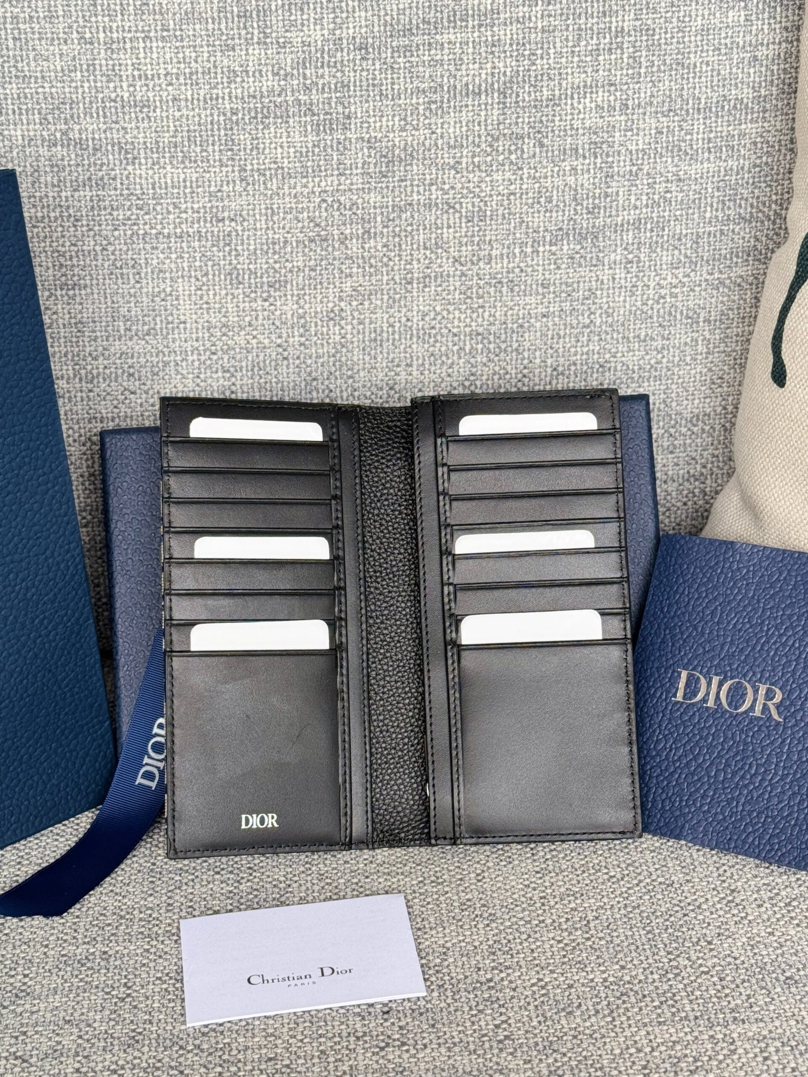 {Style No: CFAKE84F} VERTICAL BIFOLD WALLET 19 IN BLACK GRAINED CALFSKIN MIX BLUE MONOGRAM OBLIQUE JACQUARD - Image 6