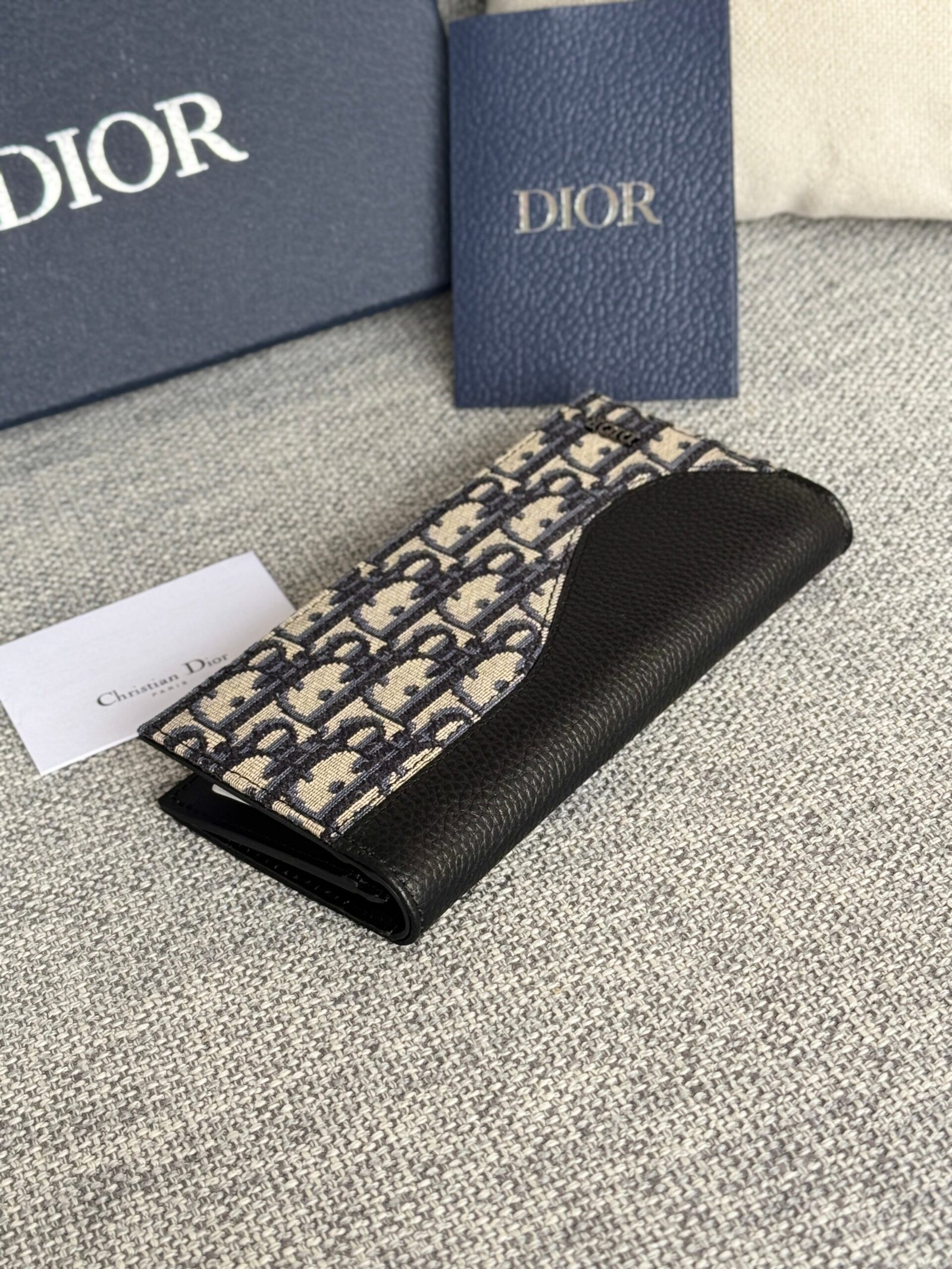 {Style No: CFAKE84F} VERTICAL BIFOLD WALLET 19 IN BLACK GRAINED CALFSKIN MIX BLUE MONOGRAM OBLIQUE JACQUARD - Image 8