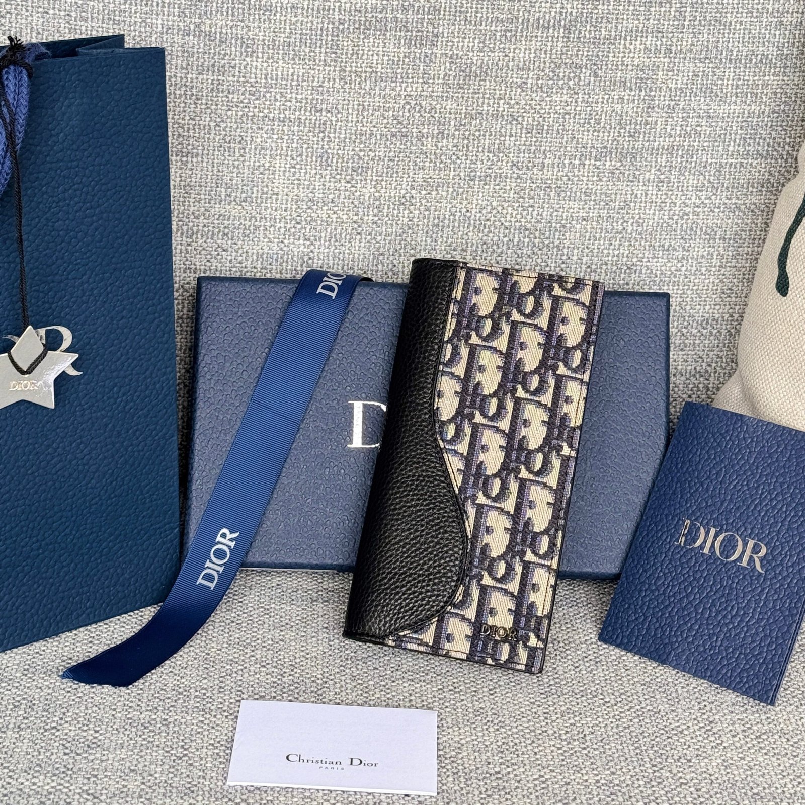 {Style No: CFAKE84F} VERTICAL BIFOLD WALLET 19 IN BLACK GRAINED CALFSKIN MIX BLUE MONOGRAM OBLIQUE JACQUARD