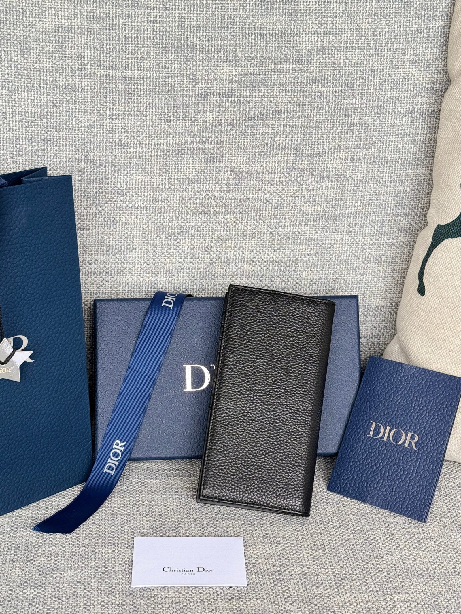 {Style No: CFAKE84F} VERTICAL BIFOLD WALLET 19 IN BLACK GRAINED CALFSKIN MIX BLUE MONOGRAM OBLIQUE JACQUARD - Image 9