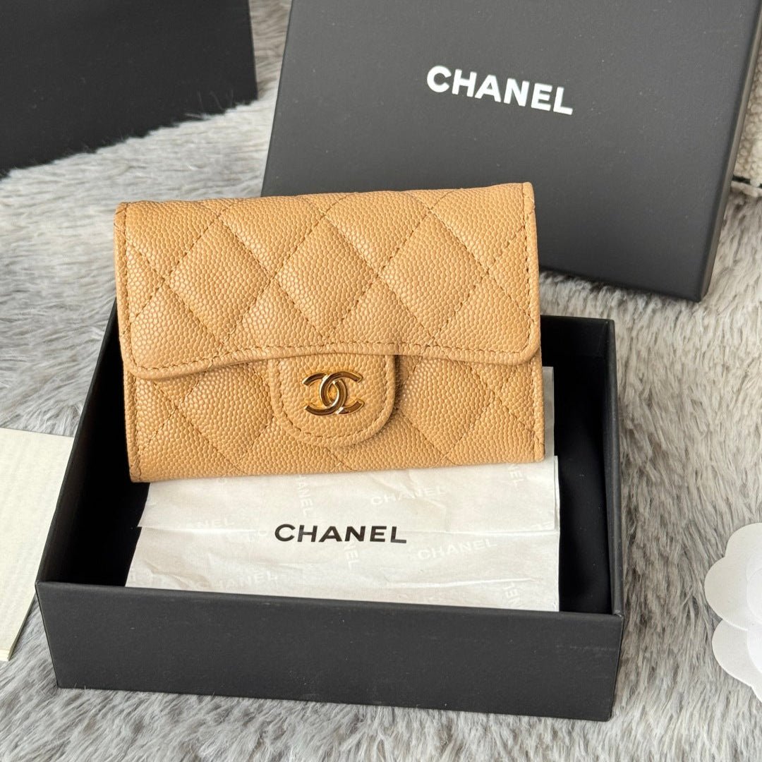 {Style No: AO5V8WUL} CHANEL 25S CLASSIC FLAP CARD HOLDER 11 IN GOLDEN CARAMEL CAVIAR GOLD HARDWARE