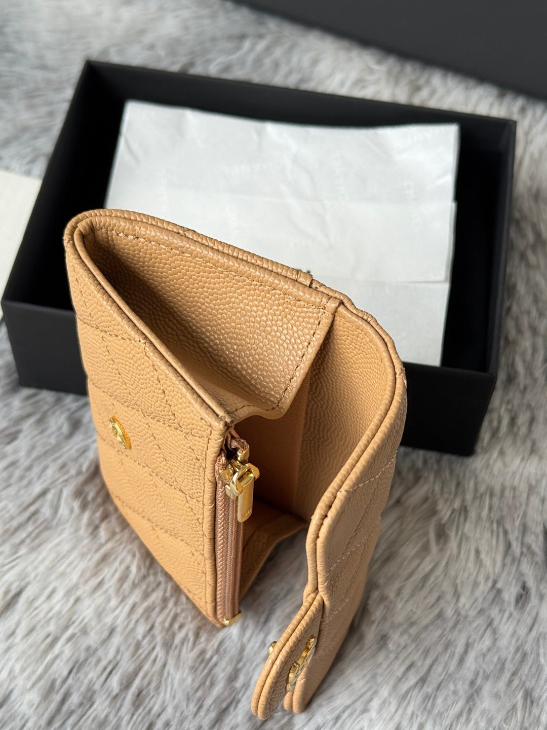{Style No: AO5V8WUL} CHANEL 25S CLASSIC FLAP CARD HOLDER 11 IN GOLDEN CARAMEL CAVIAR GOLD HARDWARE - Image 5