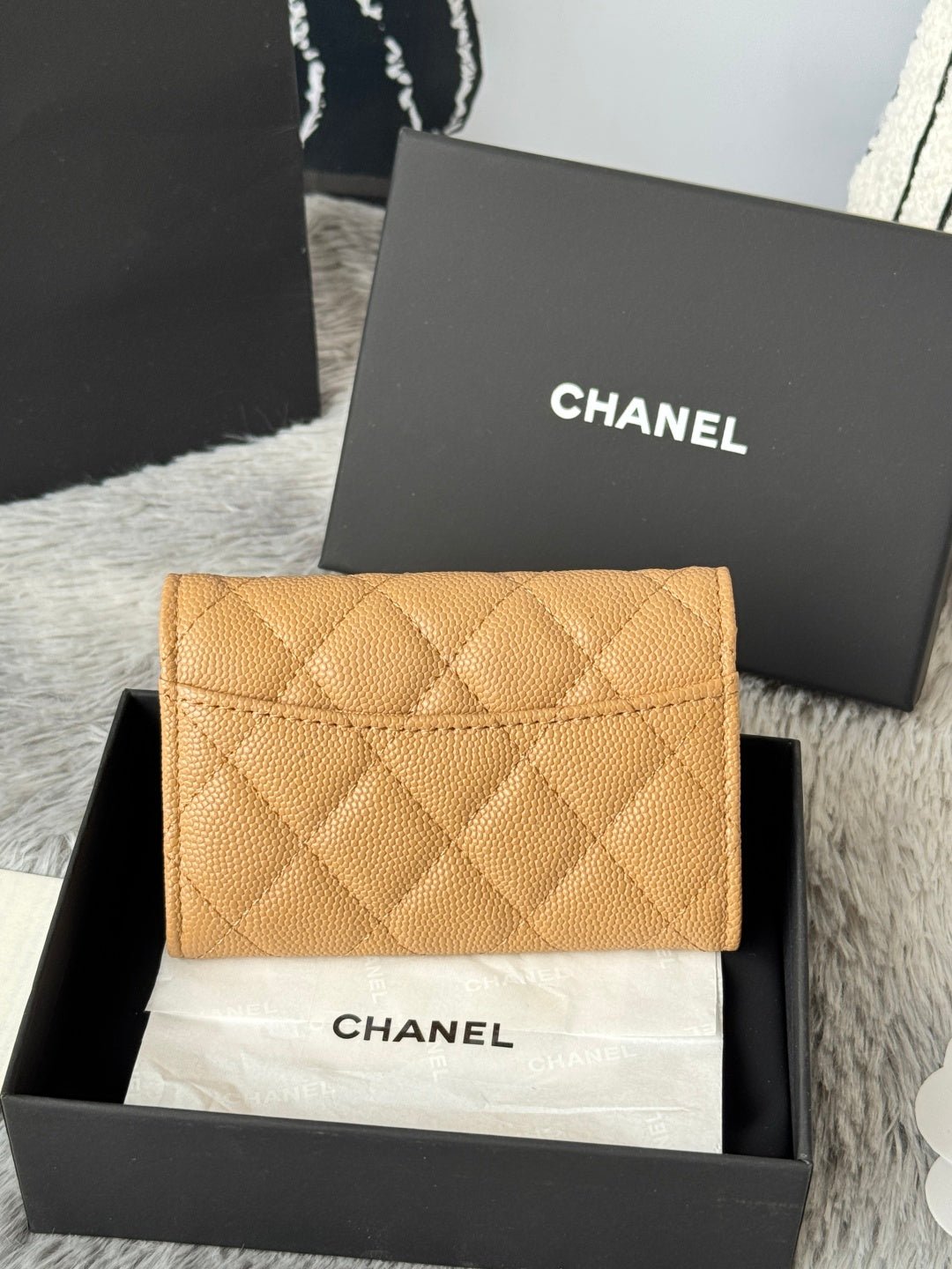 {Style No: AO5V8WUL} CHANEL 25S CLASSIC FLAP CARD HOLDER 11 IN GOLDEN CARAMEL CAVIAR GOLD HARDWARE - Image 2