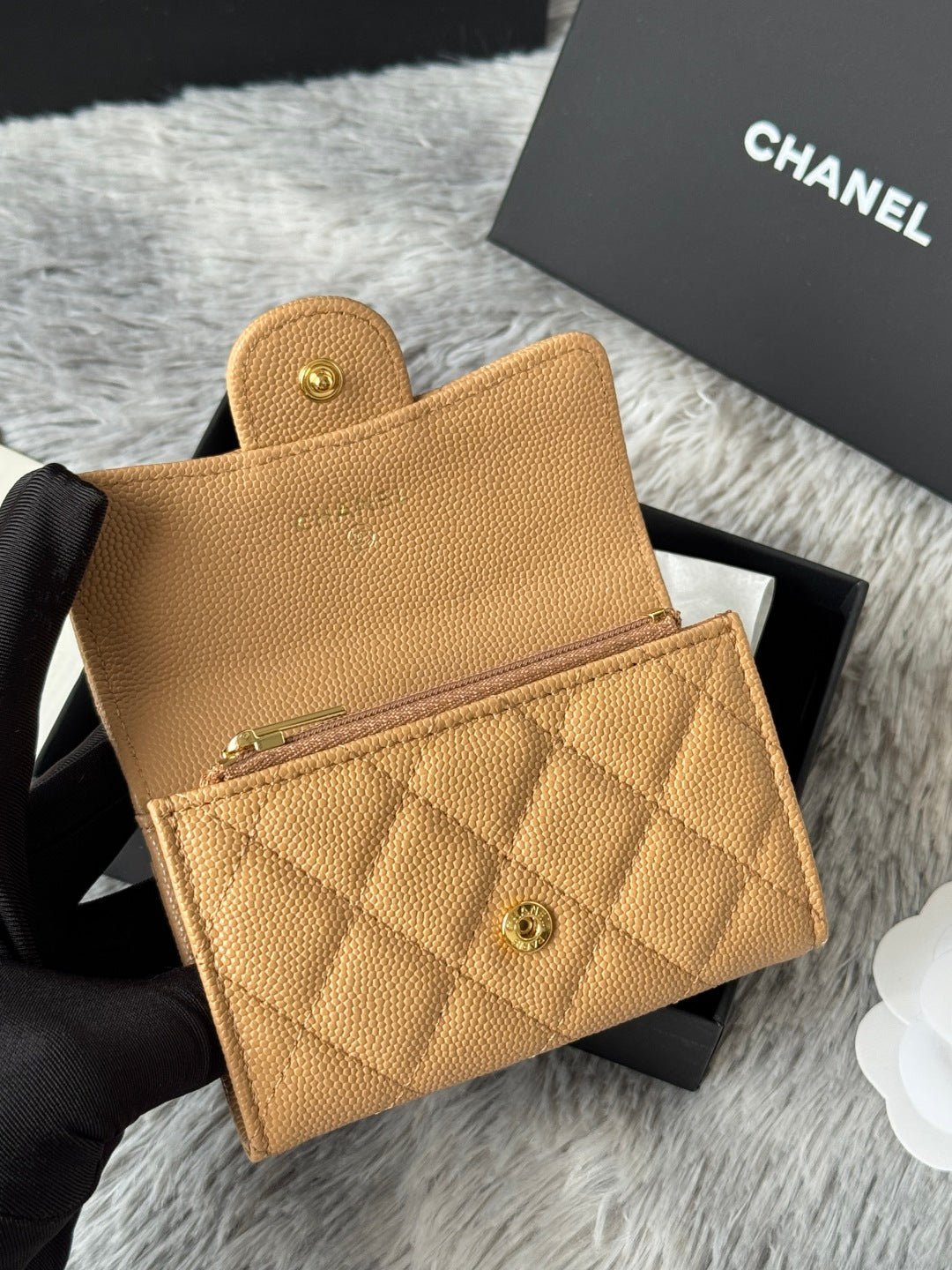 {Style No: AO5V8WUL} CHANEL 25S CLASSIC FLAP CARD HOLDER 11 IN GOLDEN CARAMEL CAVIAR GOLD HARDWARE - Image 4
