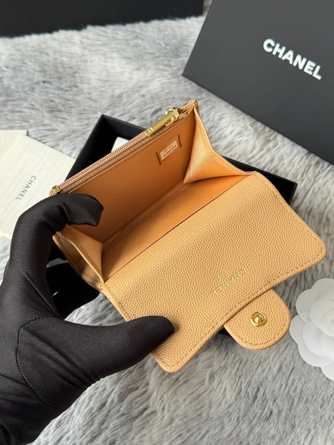 {Style No: AO5V8WUL} CHANEL 25S CLASSIC FLAP CARD HOLDER 11 IN GOLDEN CARAMEL CAVIAR GOLD HARDWARE - Image 6