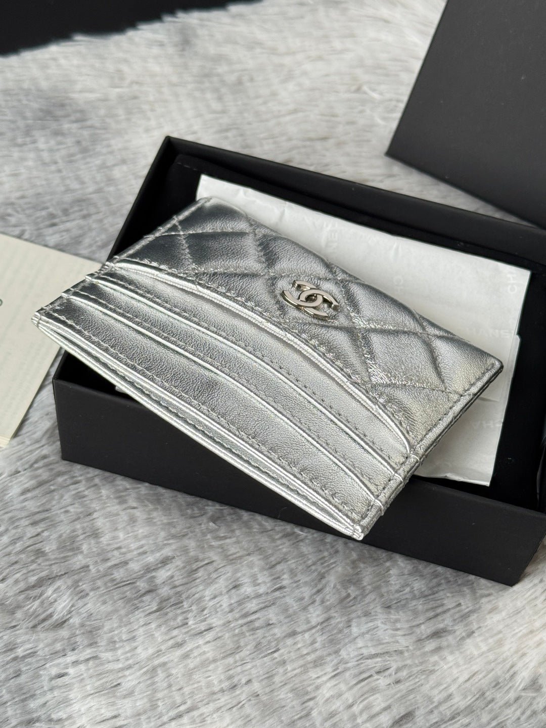 {Style No: H4C1BT86} CHANEL 25S CARD HOLDER 11 IN SILVER LAMBSKIN GOLD HARDWARE - Image 5