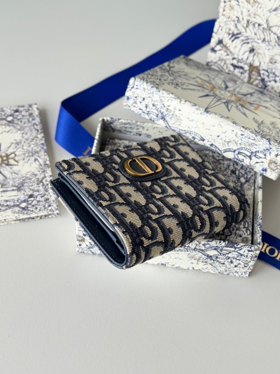 {Style No: GUBZ2QZ1} DIOR 25S 30 MONTAIGNE DAHLIA WALLET 11 IN BLUE DIOR OBLIQUE JACQUARD - Image 9
