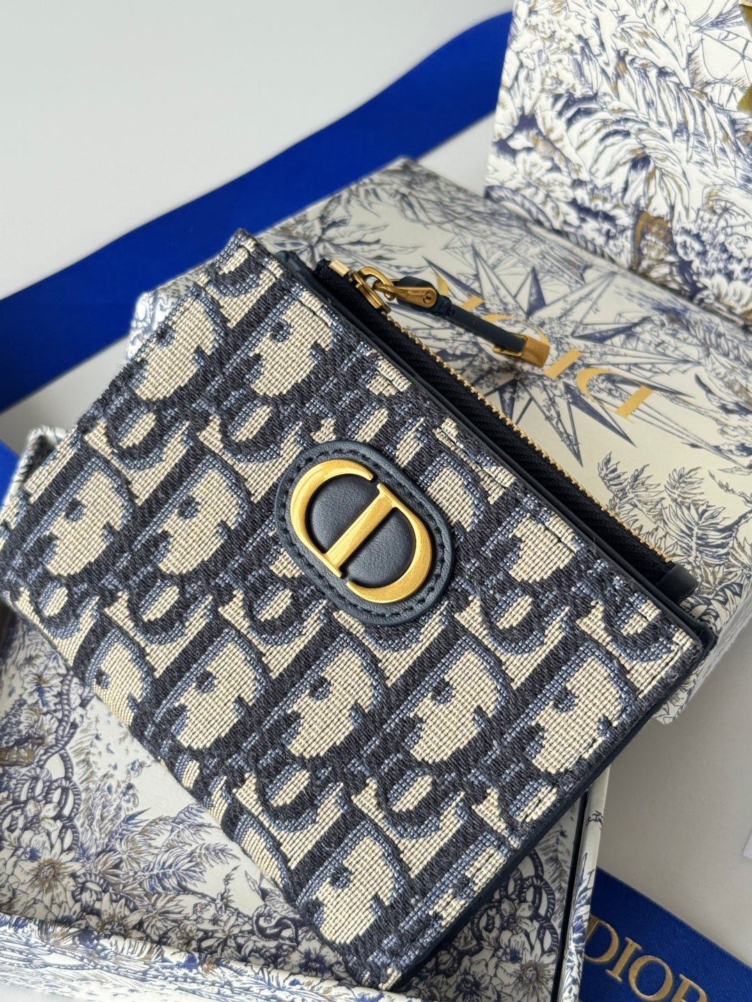{Style No: GUBZ2QZ1} DIOR 25S 30 MONTAIGNE DAHLIA WALLET 11 IN BLUE DIOR OBLIQUE JACQUARD - Image 3