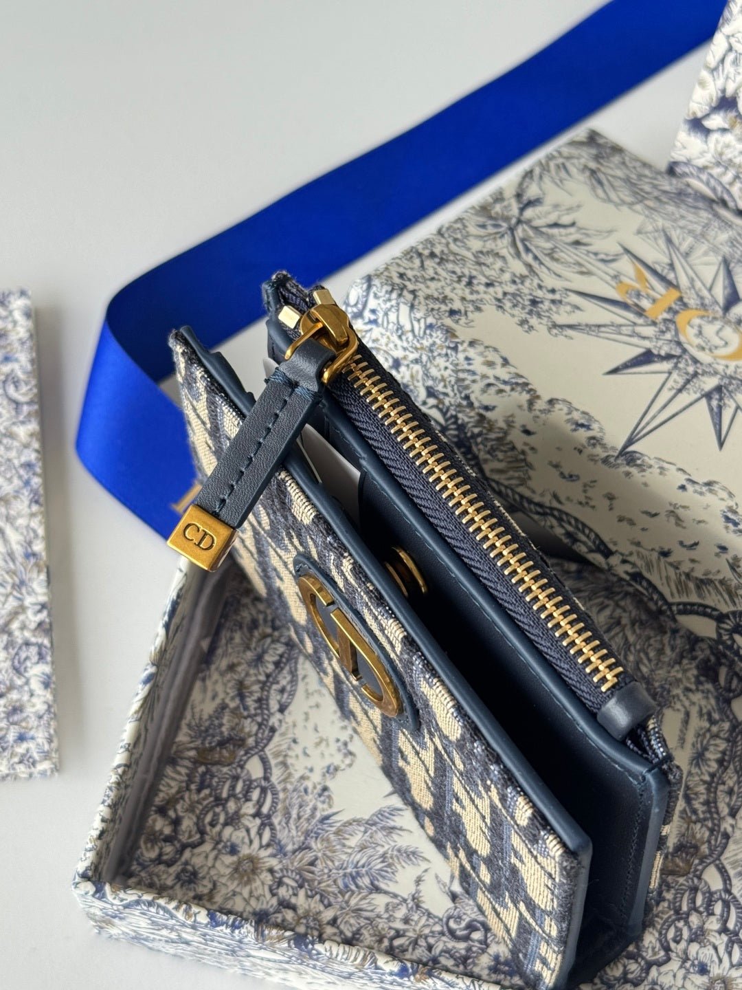 {Style No: GUBZ2QZ1} DIOR 25S 30 MONTAIGNE DAHLIA WALLET 11 IN BLUE DIOR OBLIQUE JACQUARD - Image 6