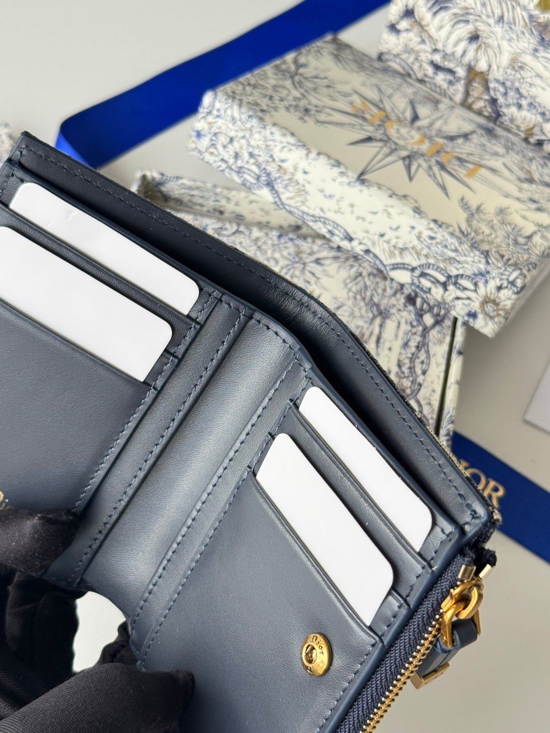 {Style No: GUBZ2QZ1} DIOR 25S 30 MONTAIGNE DAHLIA WALLET 11 IN BLUE DIOR OBLIQUE JACQUARD - Image 7