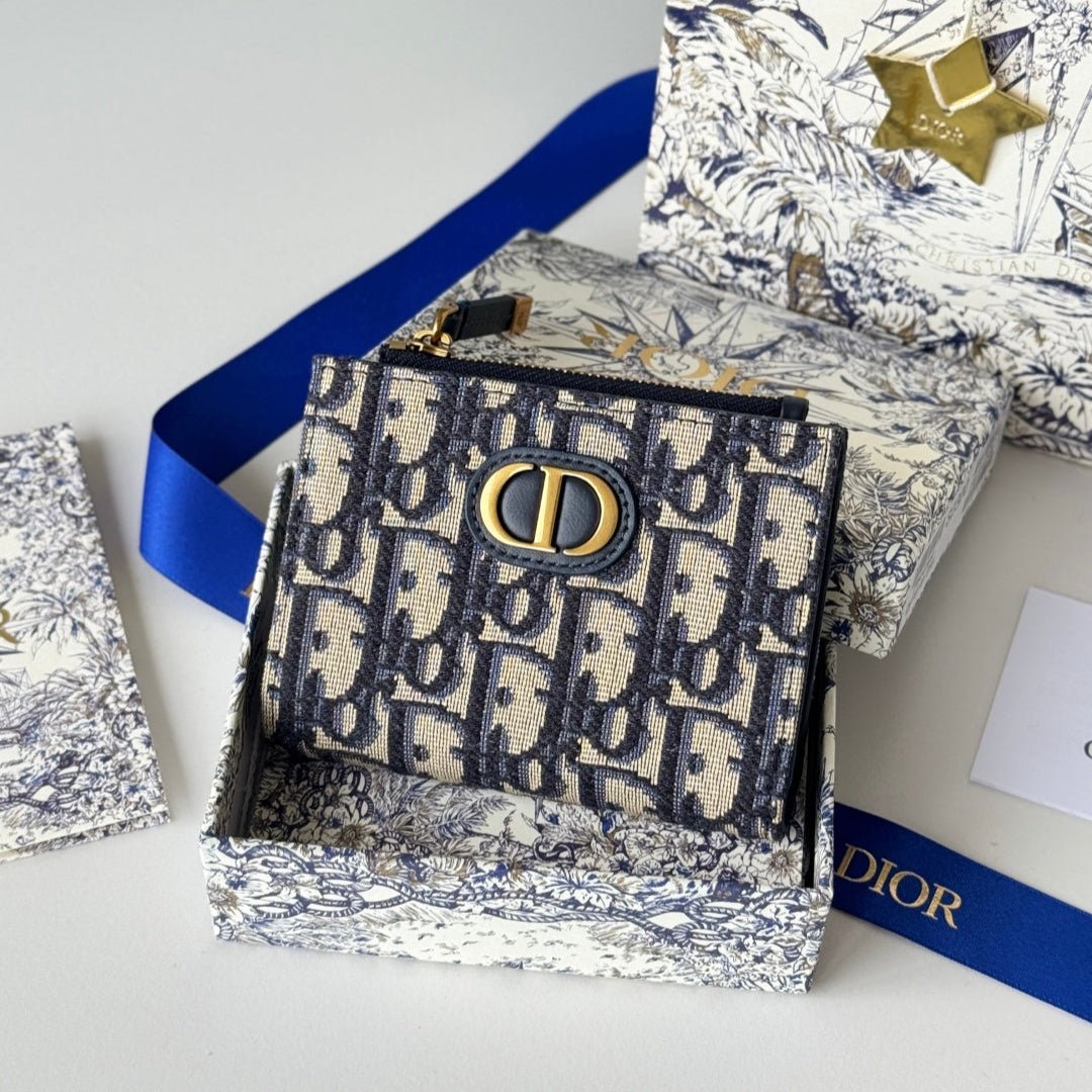 {Style No: GUBZ2QZ1} DIOR 25S 30 MONTAIGNE DAHLIA WALLET 11 IN BLUE DIOR OBLIQUE JACQUARD
