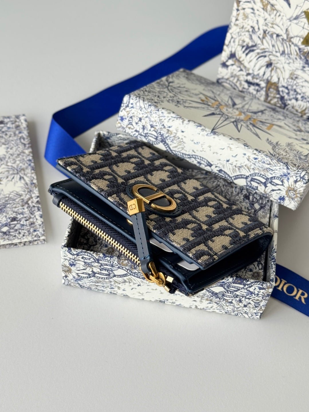 {Style No: GUBZ2QZ1} DIOR 25S 30 MONTAIGNE DAHLIA WALLET 11 IN BLUE DIOR OBLIQUE JACQUARD - Image 4
