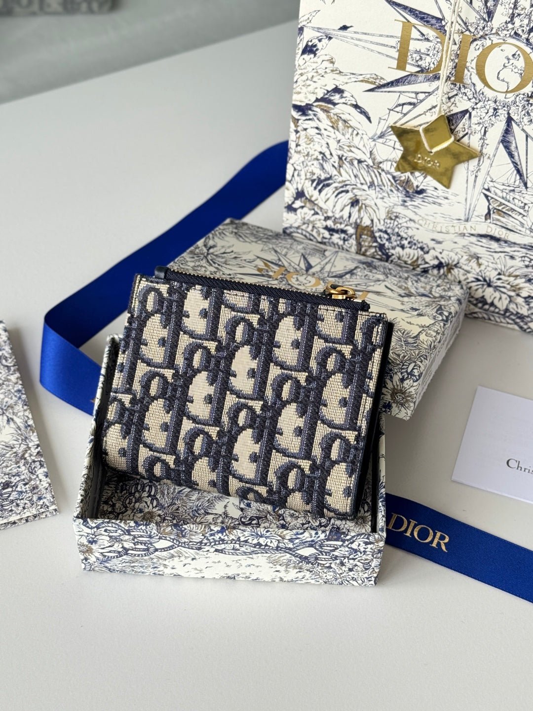 {Style No: GUBZ2QZ1} DIOR 25S 30 MONTAIGNE DAHLIA WALLET 11 IN BLUE DIOR OBLIQUE JACQUARD - Image 2