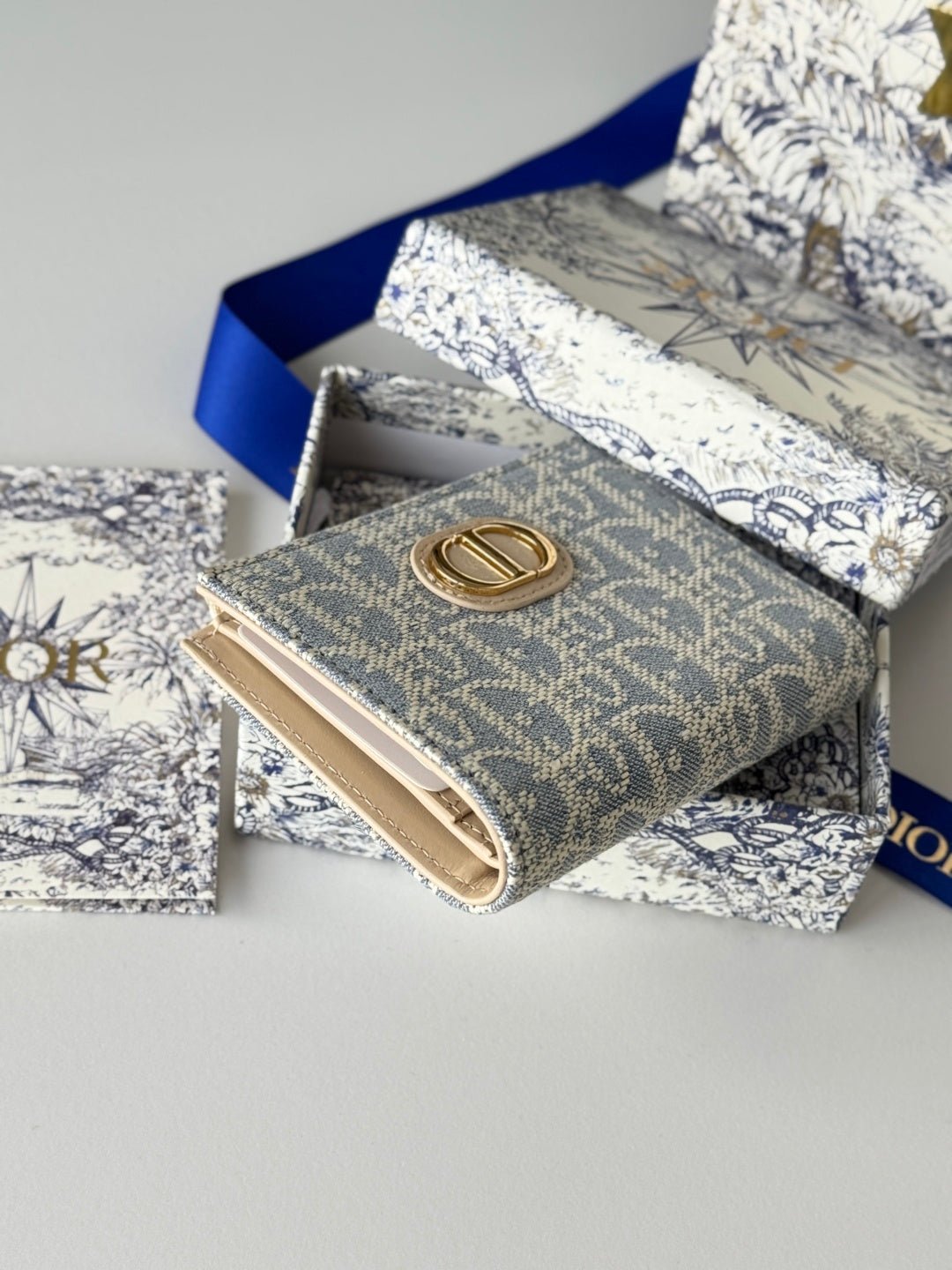 {Style No: IEYO2B71} DIOR 25S 30 MONTAIGNE DAHLIA WALLET 11 IN LIGHT BLUE DIOR OBLIQUE JACQUARD - Image 11