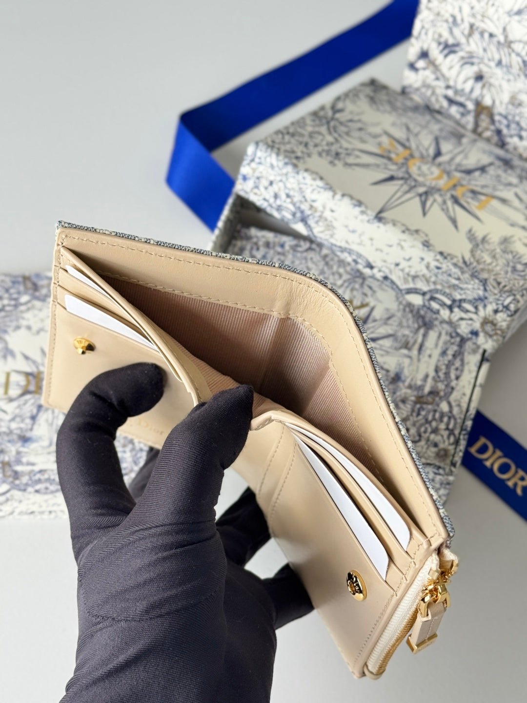 {Style No: IEYO2B71} DIOR 25S 30 MONTAIGNE DAHLIA WALLET 11 IN LIGHT BLUE DIOR OBLIQUE JACQUARD - Image 6