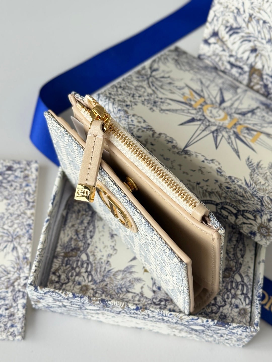 {Style No: IEYO2B71} DIOR 25S 30 MONTAIGNE DAHLIA WALLET 11 IN LIGHT BLUE DIOR OBLIQUE JACQUARD - Image 7