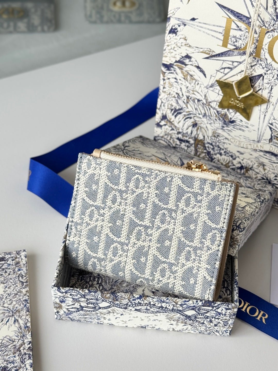 {Style No: IEYO2B71} DIOR 25S 30 MONTAIGNE DAHLIA WALLET 11 IN LIGHT BLUE DIOR OBLIQUE JACQUARD - Image 2