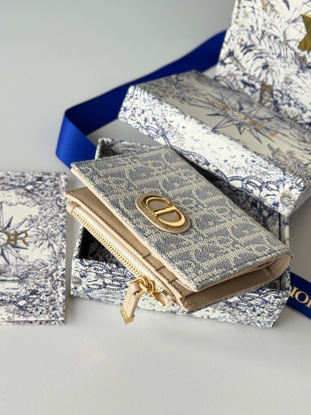 {Style No: IEYO2B71} DIOR 25S 30 MONTAIGNE DAHLIA WALLET 11 IN LIGHT BLUE DIOR OBLIQUE JACQUARD - Image 4