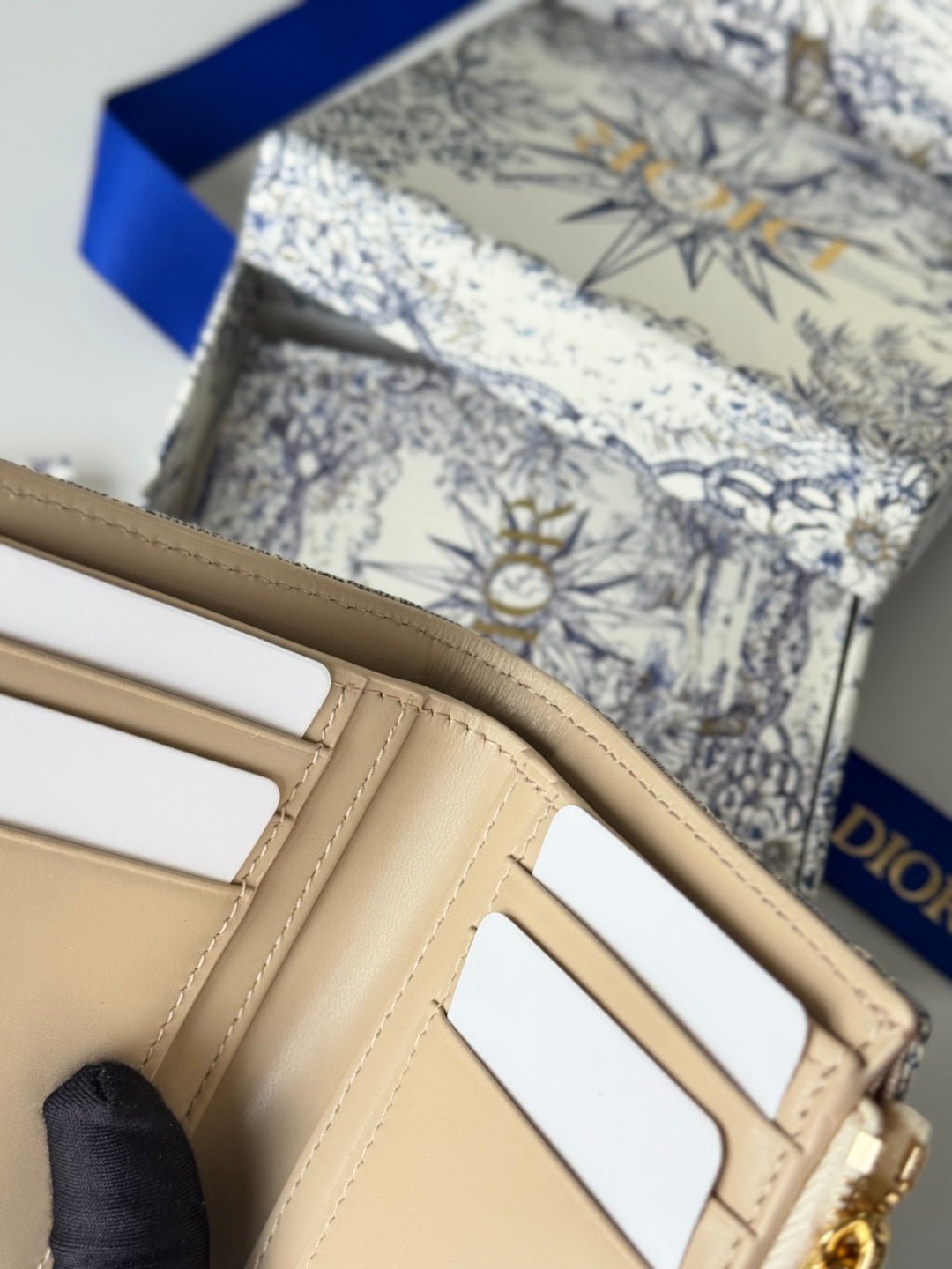 {Style No: IEYO2B71} DIOR 25S 30 MONTAIGNE DAHLIA WALLET 11 IN LIGHT BLUE DIOR OBLIQUE JACQUARD - Image 9